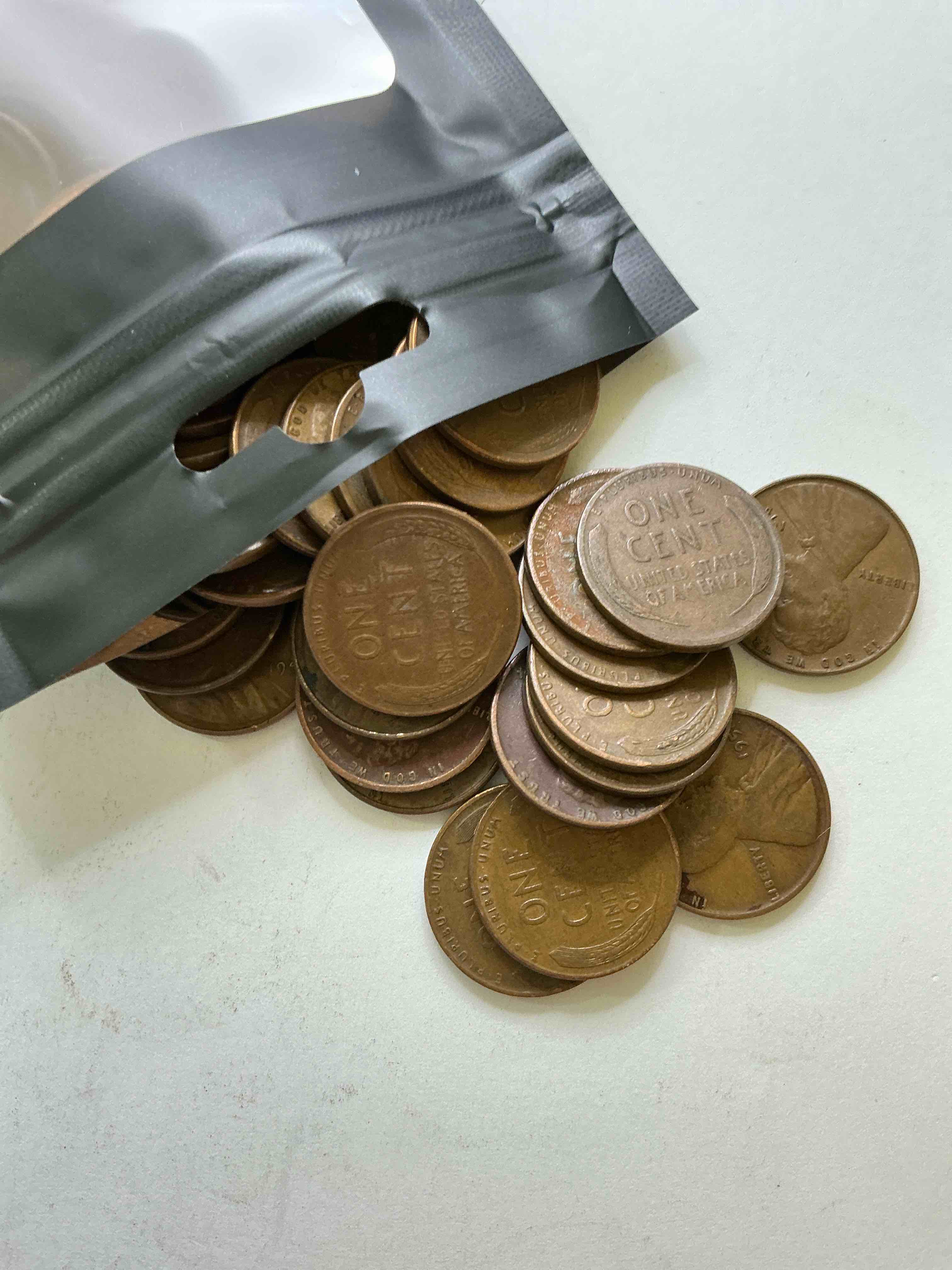 Antique Wheat Pennies 25 Count Un-Searched Lot! Wheat Pennies Were Minted From 1909-1958 Originally Replacing The Indian Head Penny. There Are Many, Many Interesting & Valuable Years / Mint Marks In Wheat Pennies, Win This Lot & Have Fun Searching To See What You Get! A Great Way To Start Collecting Antique Coins!