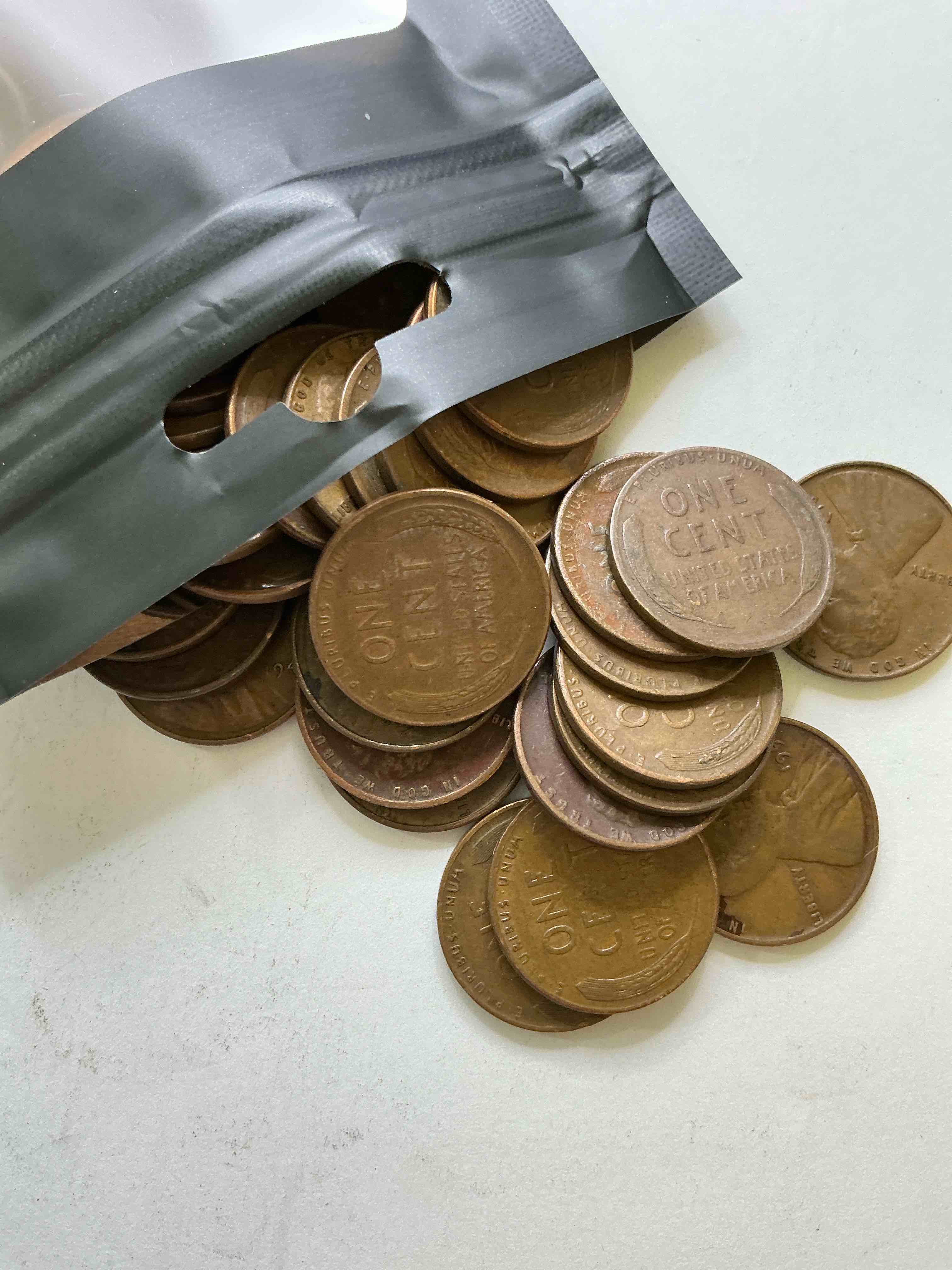 Condition photo showing Good Condition for Antique Wheat Pennies 25 Count Un-Searched Lot! Wheat Pennies Were Minted From 1909-1958 Originally Replacing The Indian Head Penny. There Are Many, Many Interesting & Valuable Years / Mint Marks In Wheat Pennies, Win This Lot & Have Fun Searching To See What You Get! A Great Way To Start Collecting Antique Coins!