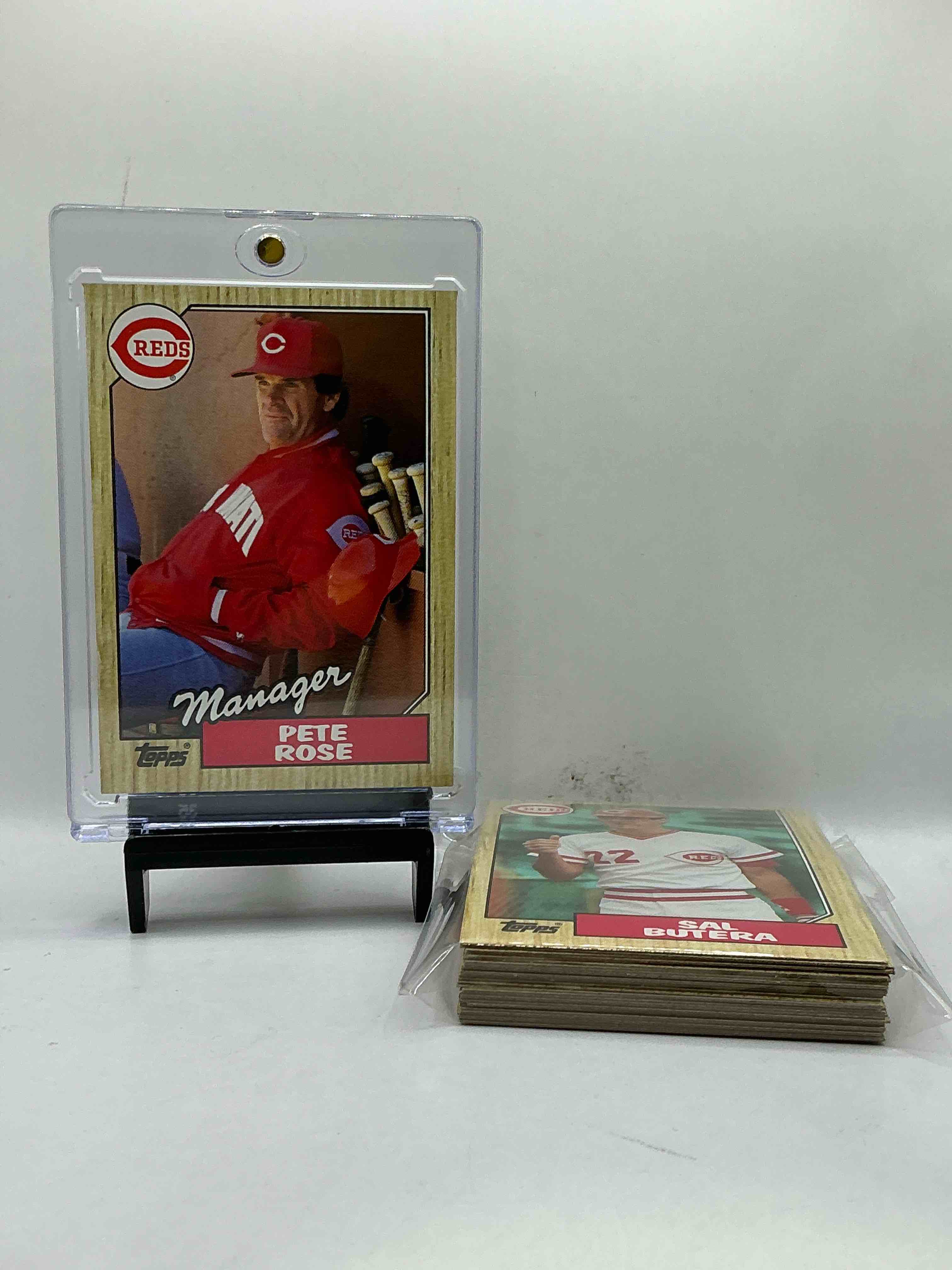 1987 topps baseball reds set! card reds set, including pete rose card! legends like pete rose, eric davis & so many more! perfect for any reds fan! these cards are rare & hard to come by!