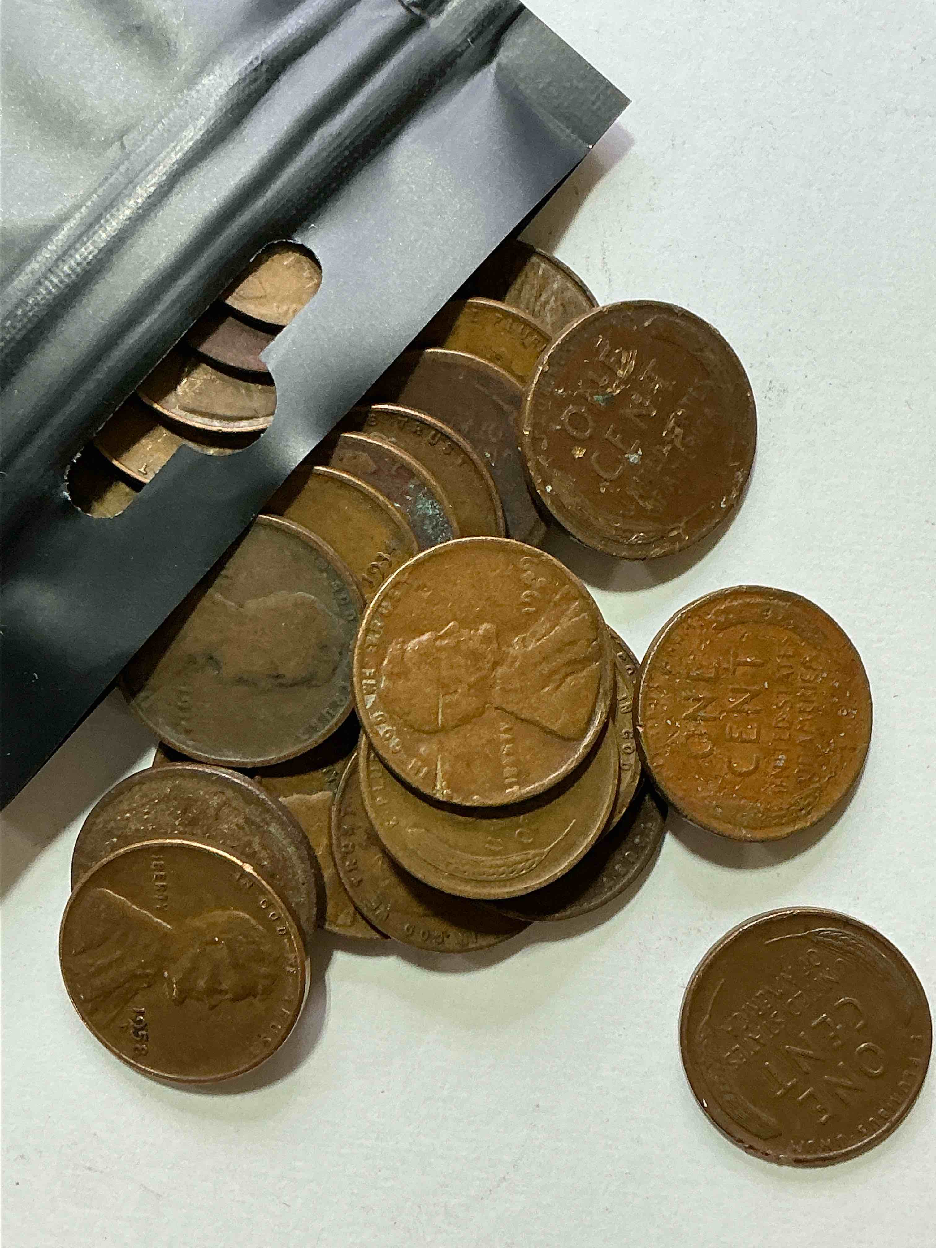 Antique Wheat Pennies 25 Count Un-Searched Lot! Wheat Pennies Were Minted From 1909-1958 Originally Replacing The Indian Head Penny. There Are Many, Many Interesting & Valuable Years / Mint Marks In Wheat Pennies, Win This Lot & Have Fun Searching To See What You Get! A Great Way To Start Collecting Antique Coins!