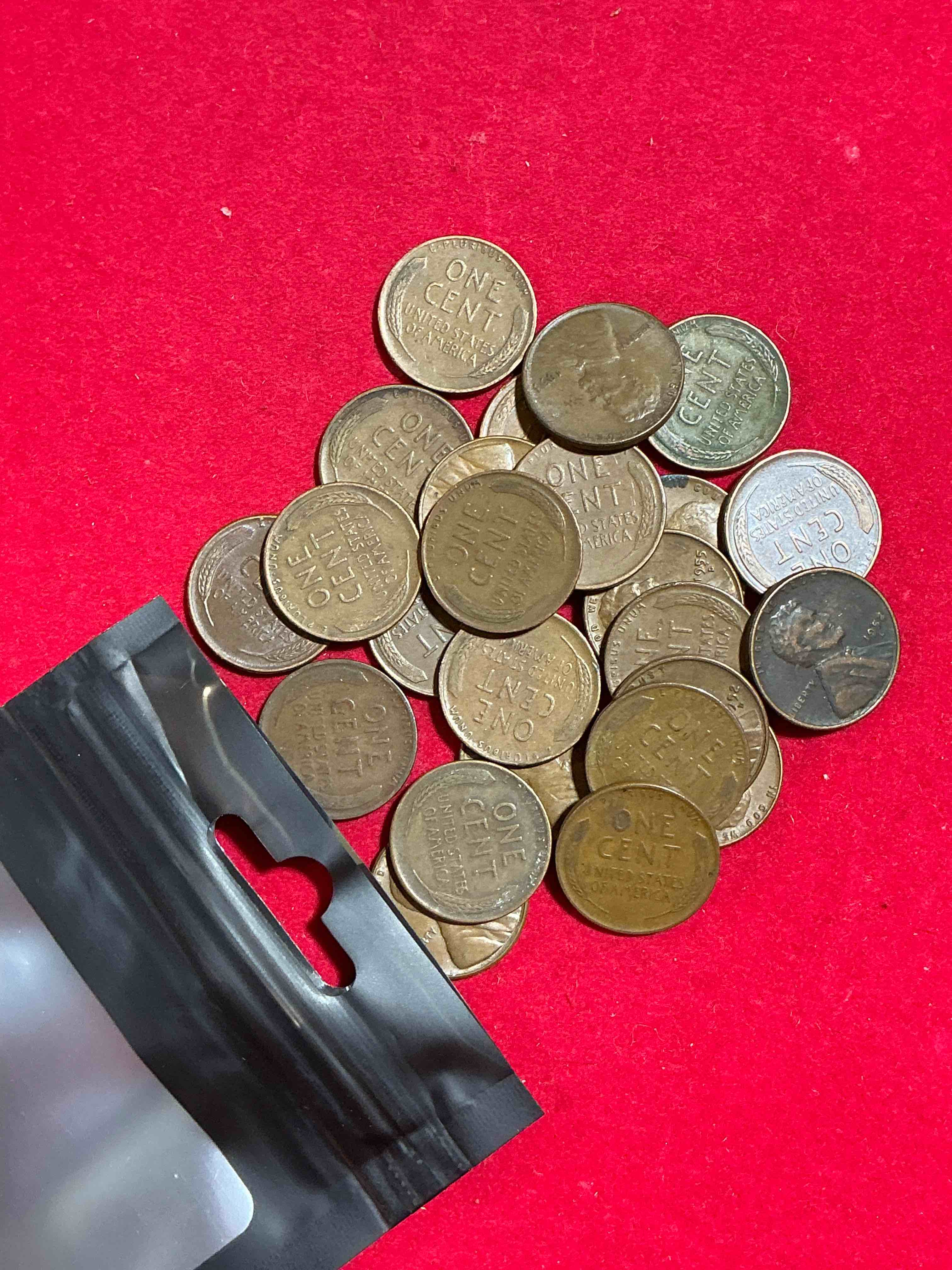 Antique Wheat Pennies 25 Count Un-Searched Lot! Wheat Pennies Were Minted From 1909-1958 Originally Replacing The Indian Head Penny. There Are Many, Many Interesting & Valuable Years / Mint Marks In Wheat Pennies, Win This Lot & Have Fun Searching To See What You Get! A Great Way To Start Collecting Antique Coins!