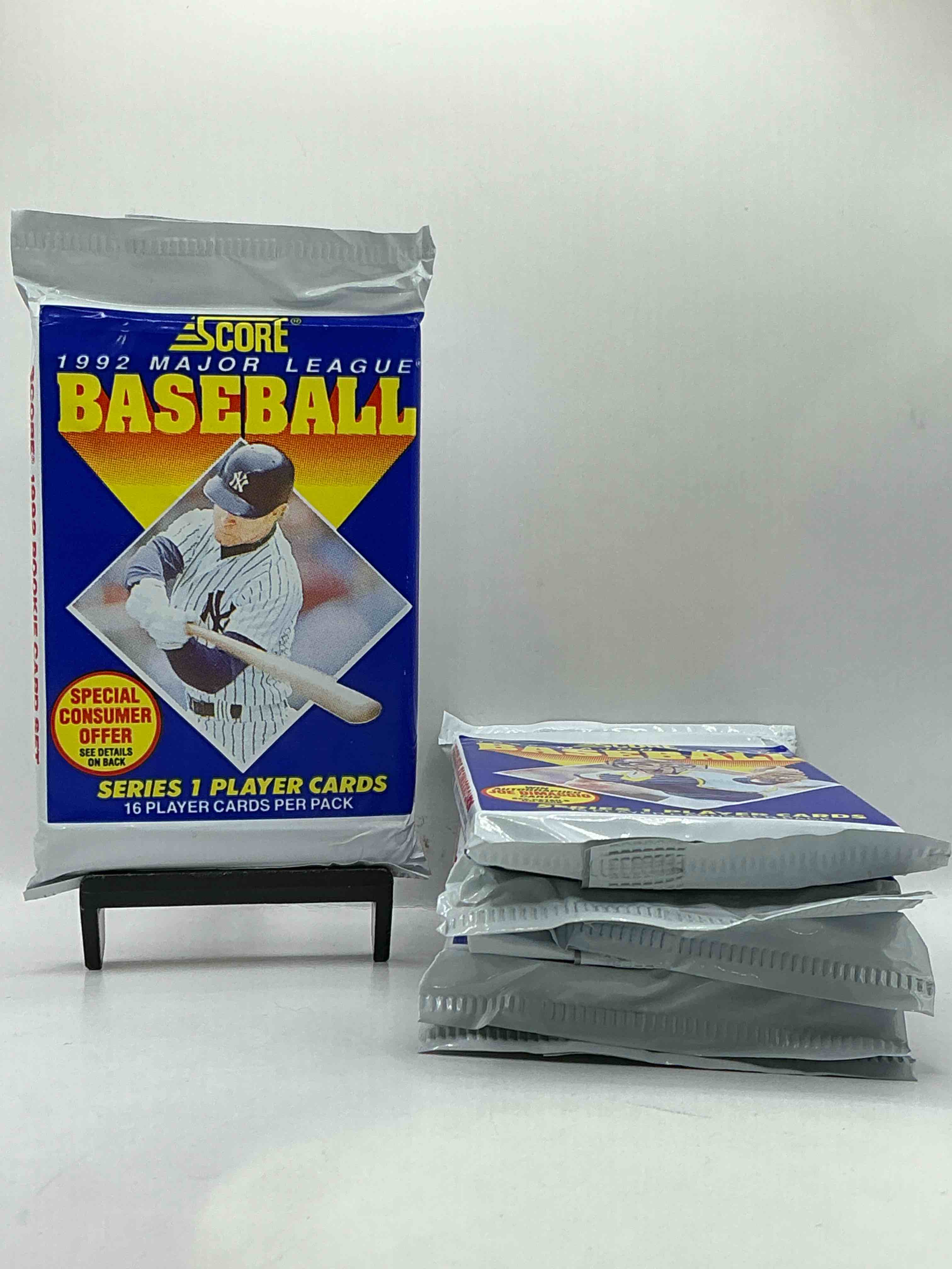 joe dimaggio autograph!? 2,495 joe dimaggio randomly inserted signature cards in the packs from this year! 1992 score baseball pack craziness, 16 cards in each pack! see what you get!