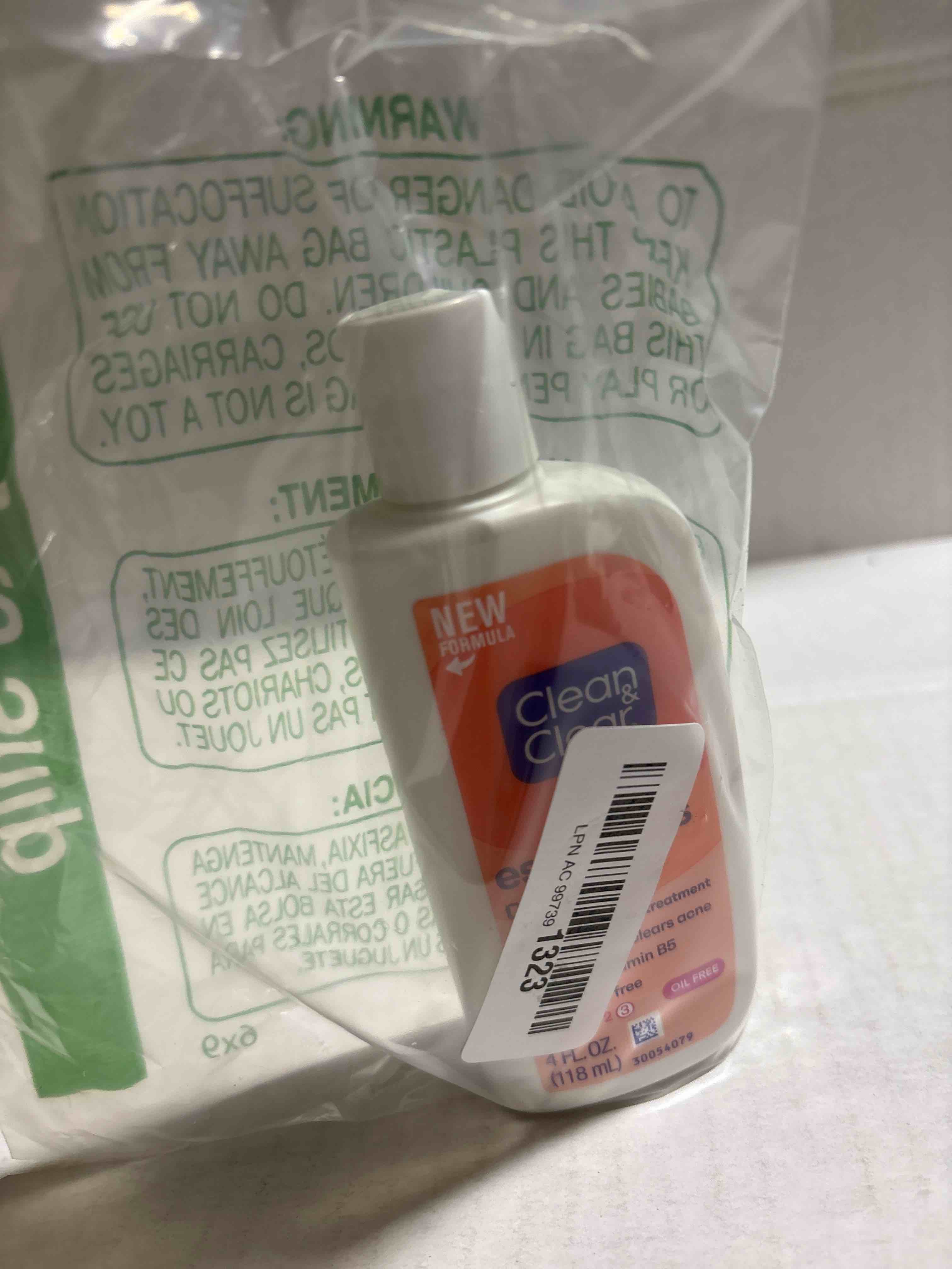 Condition photo showing New/Like New for Clean & Clear Essentials Dual Action Oil-Free Facial Moisturizer, Salicylic Acid Acne Treatment with Pro-Vitamin B5 Moisturizes While Treating Acne & Helping to Prevent Pimples, 4 fl. oz, 3 Pack