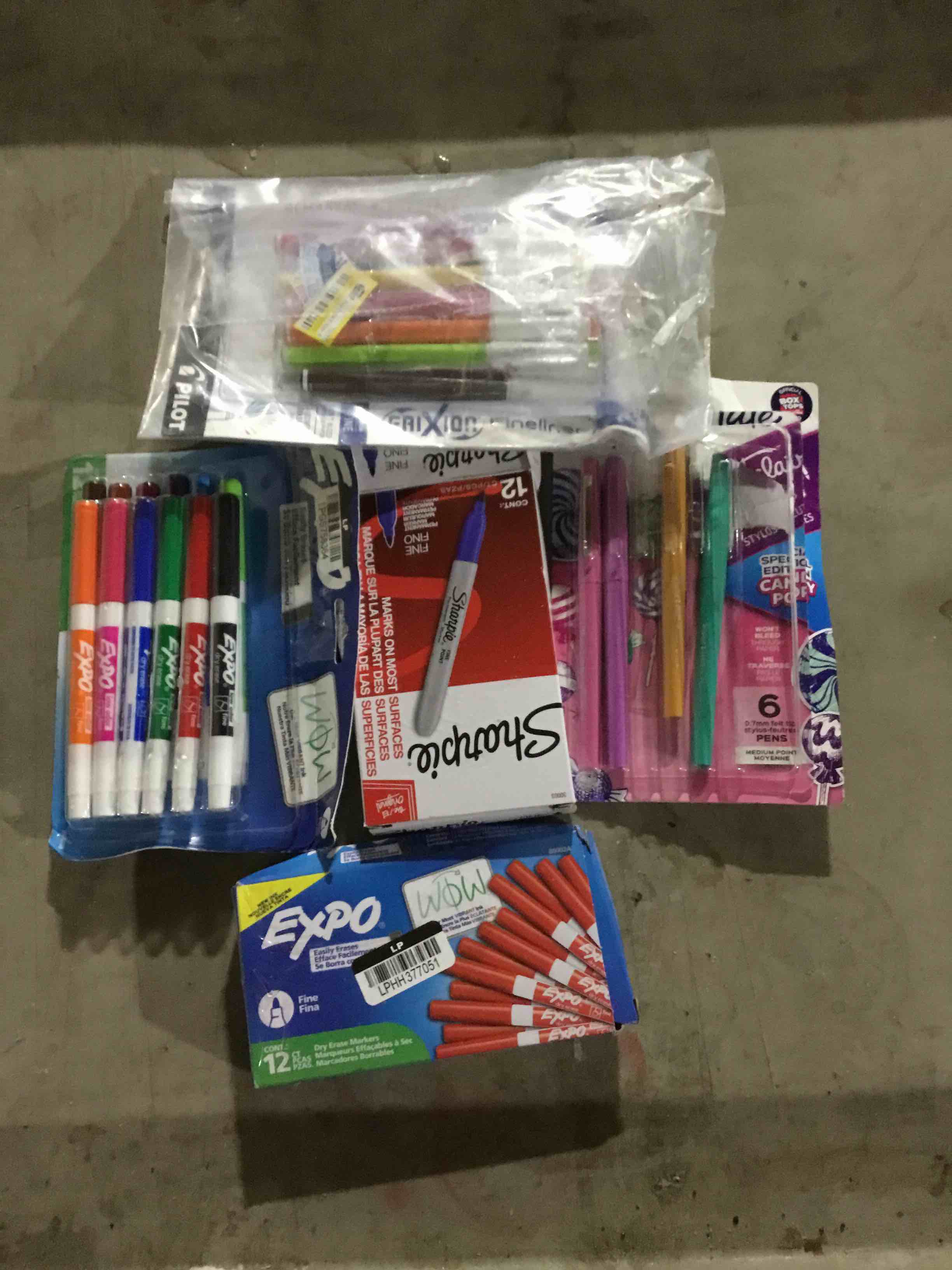 Shuttle Art 30 Colors Permanent Markers, Fine Point, Assorted Colors, Works on Plastic,Wood,Stone,Metal and Glass for Kids Adult Coloring Doodling Marking