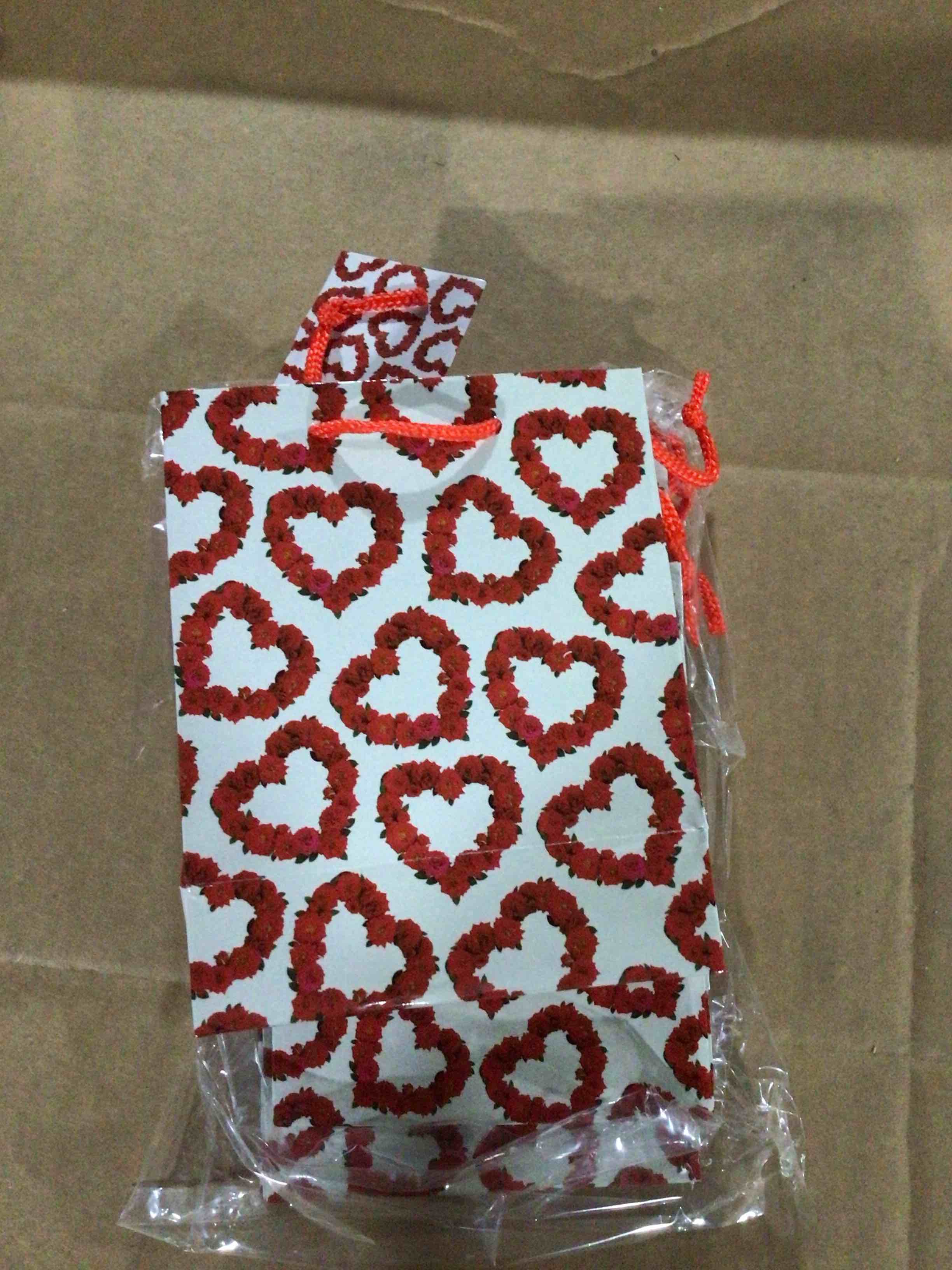 Small paper gift bag , ideal for special occasions such as Valentine’s Day