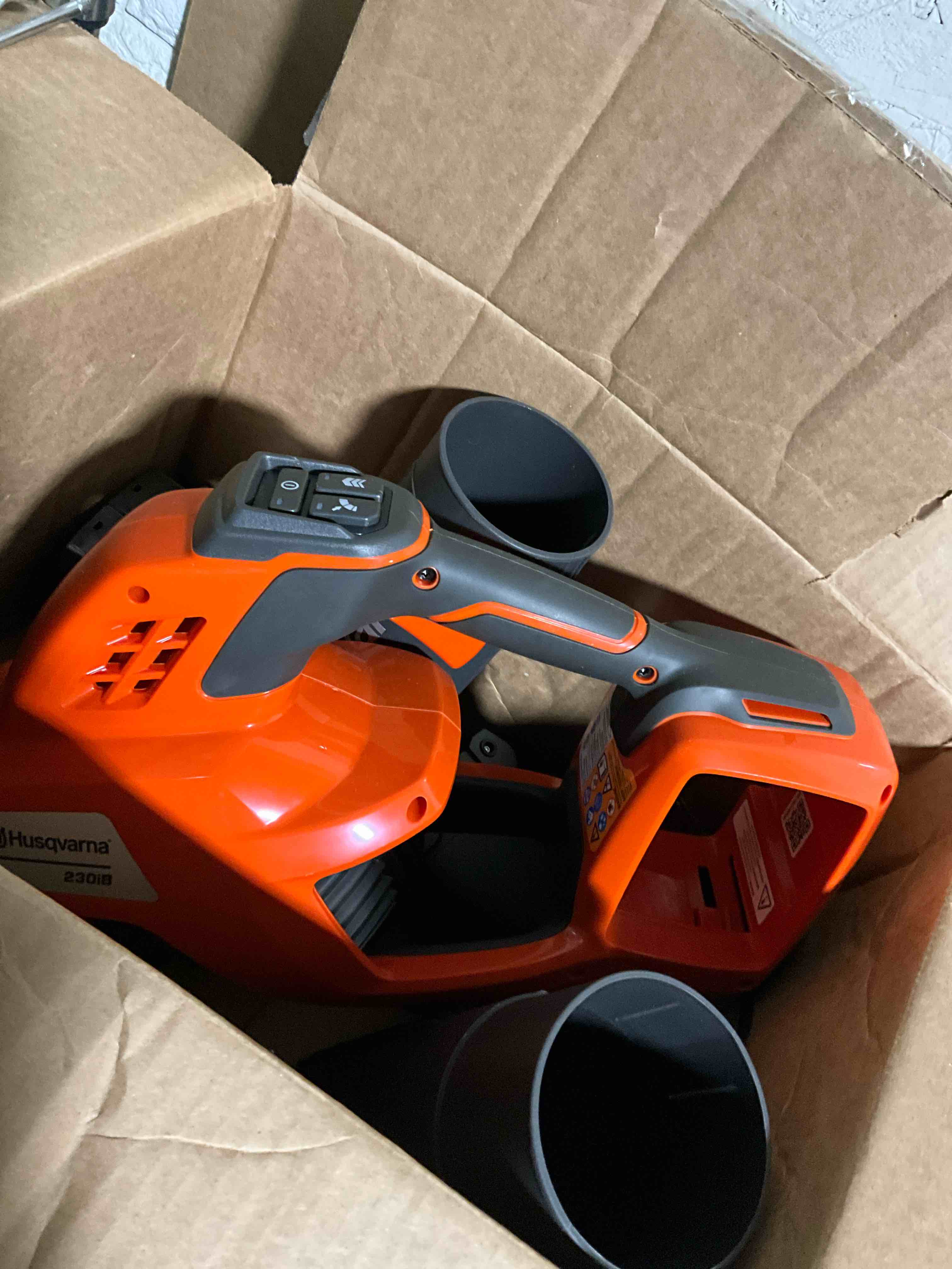 Condition photo showing Good Condition for Husqvarna Leaf Blaster 350iB Battery Powered Cordless Leaf Blower, 200-MPH 800-CFM Battery Leaf Blower with Brushless Motor and Quiet Operation, 40V Lithium-Ion Battery and Charger Included