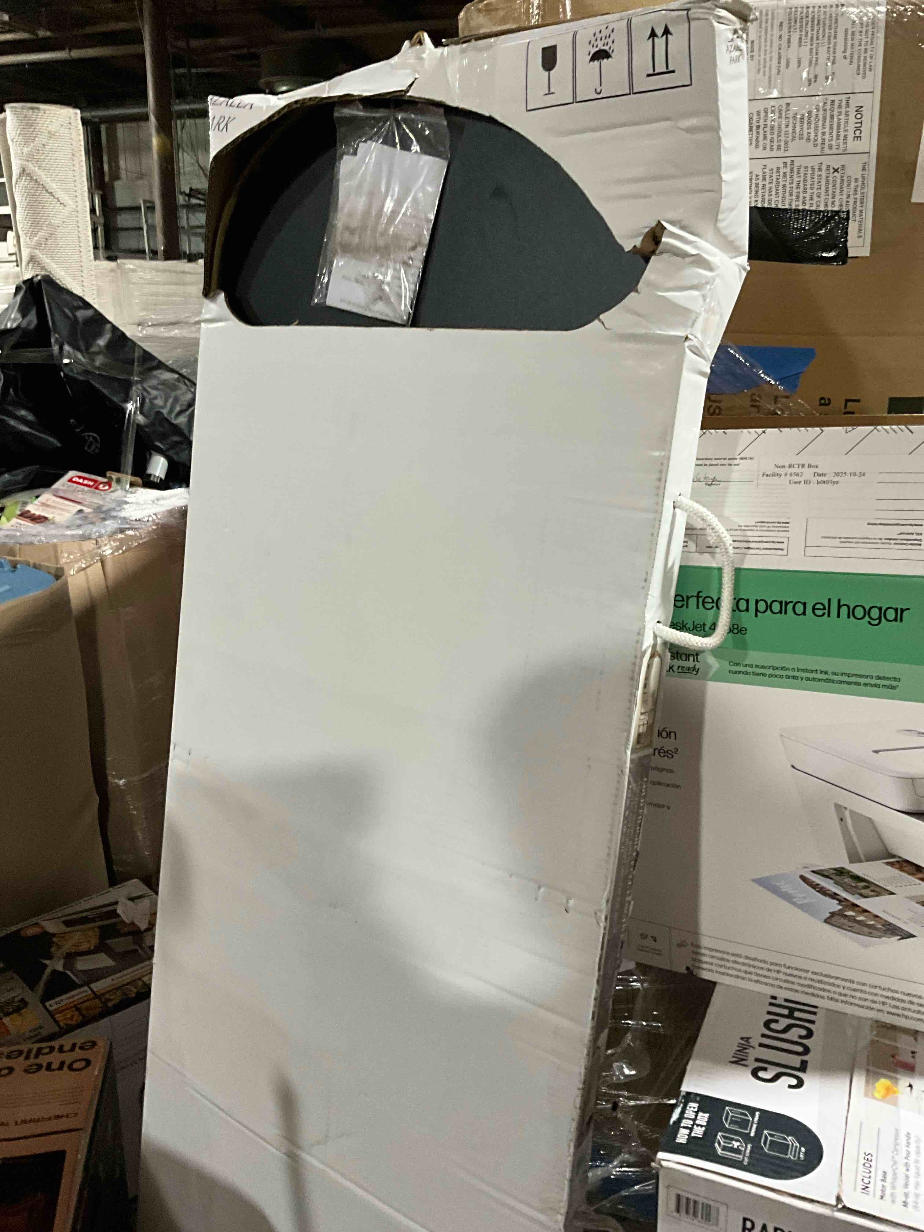 Condition photo showing Good Condition for gold filigree full lenght easel mirror 