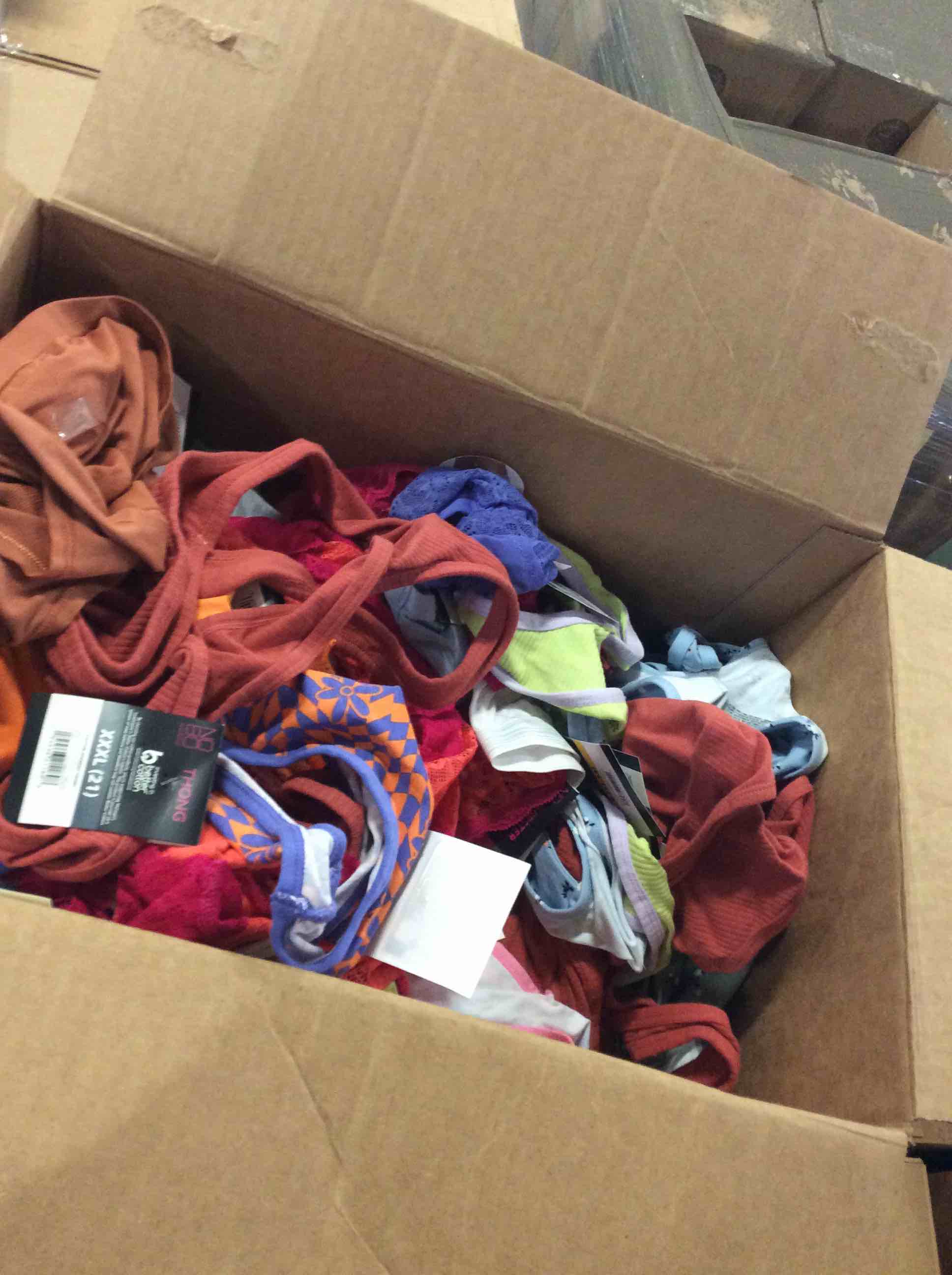 Condition photo showing Good Condition for box lot of miscellaneous items 