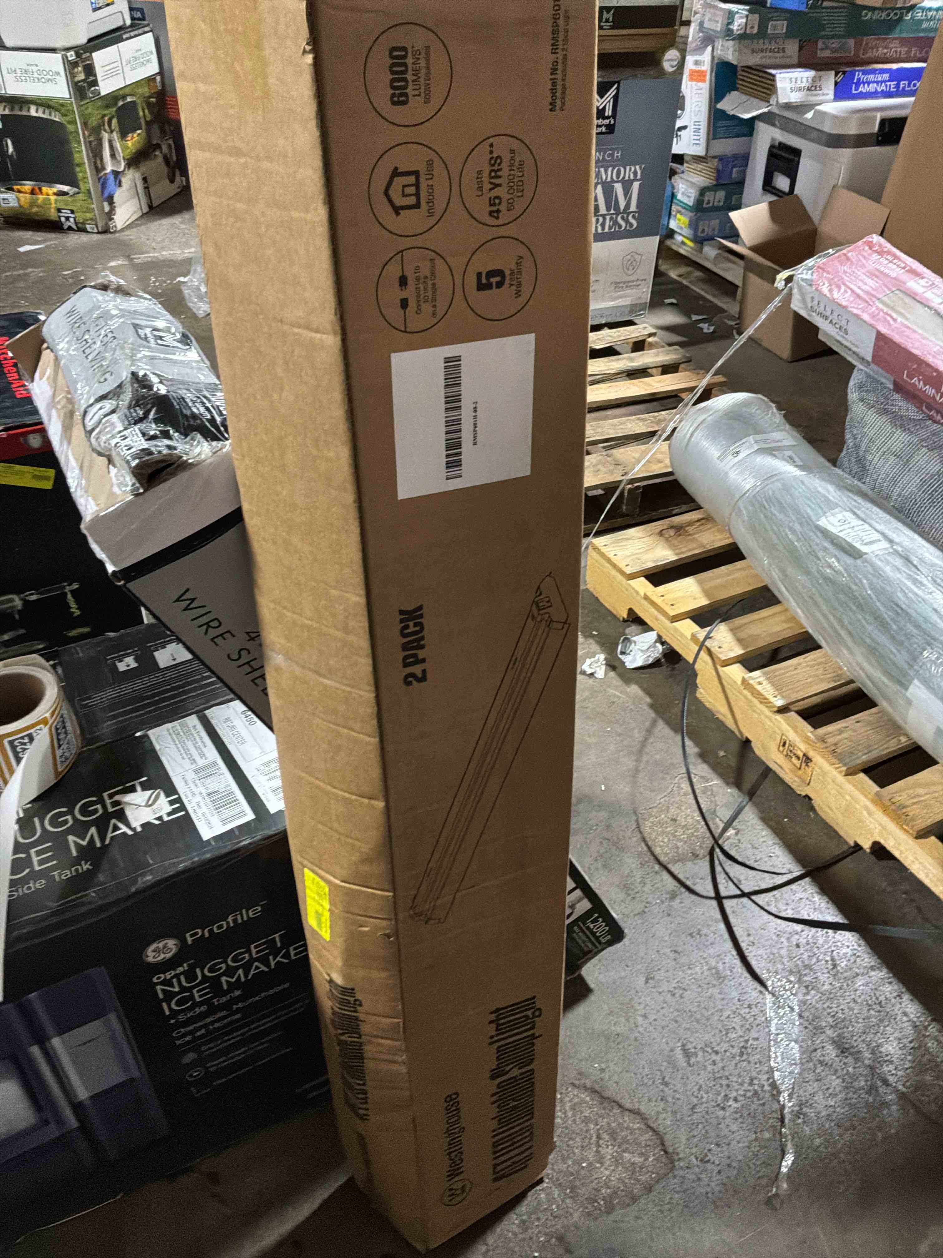 Condition photo showing Good Condition for westinghouse 4' 6000 lumen led shop light, white finish