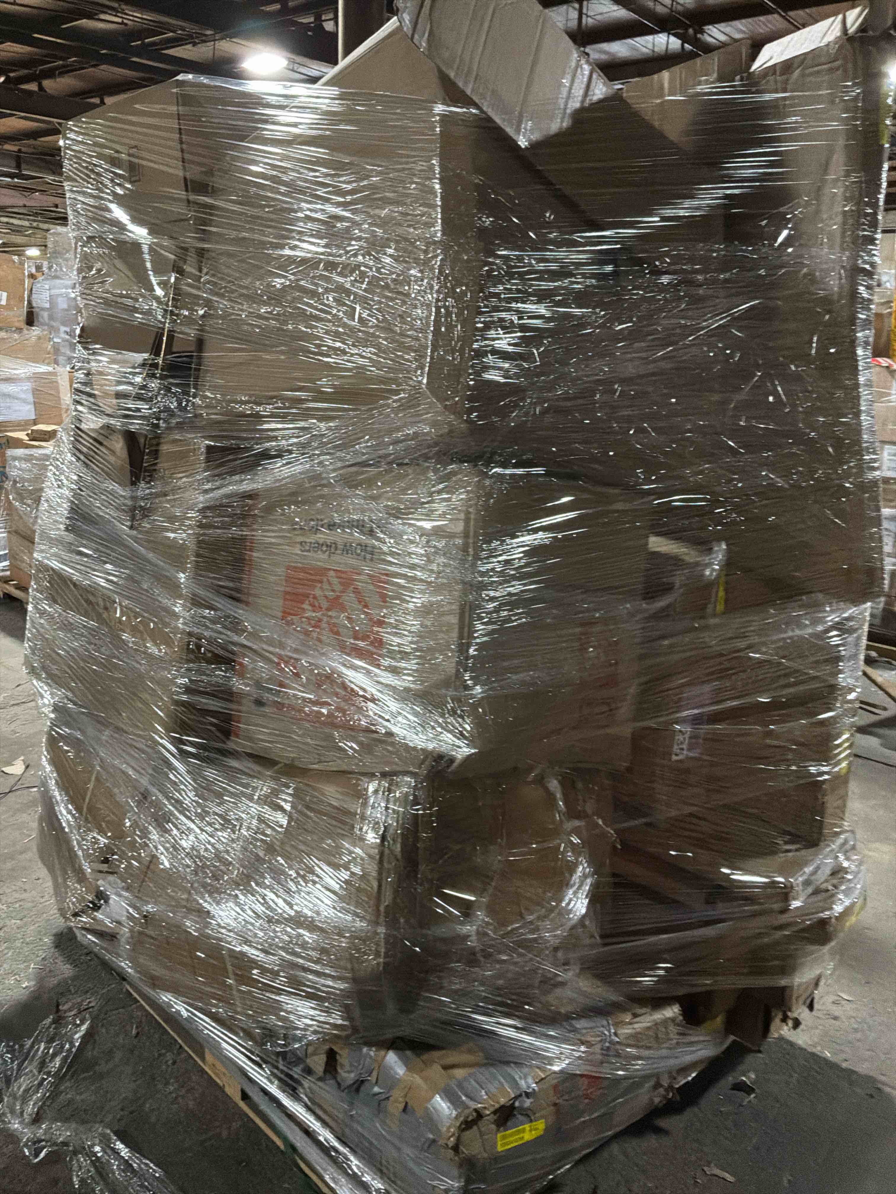 Condition photo showing Good Condition for palet lot of furniture ( sofá parts , beds , tables ) 