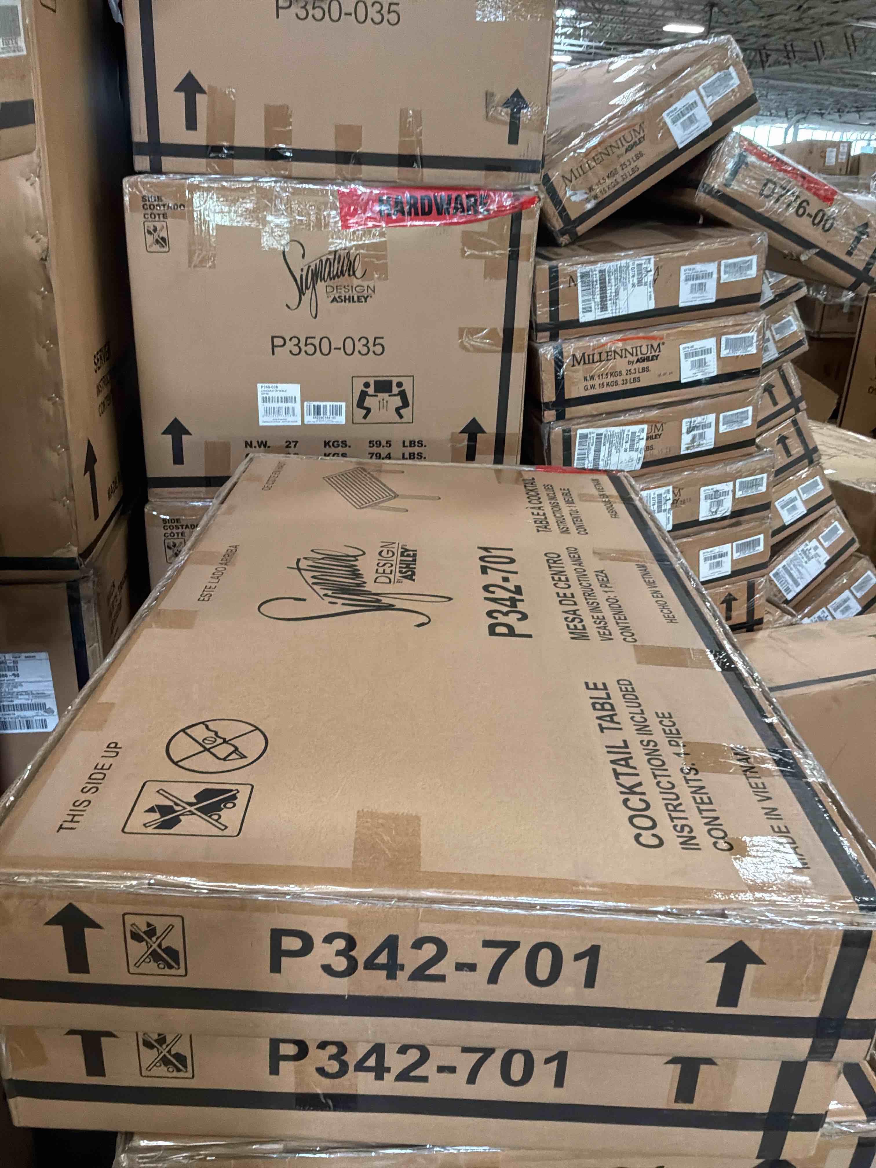 Condition photo showing New/Like New for outdoor/patio barn cove outdoor coffee table