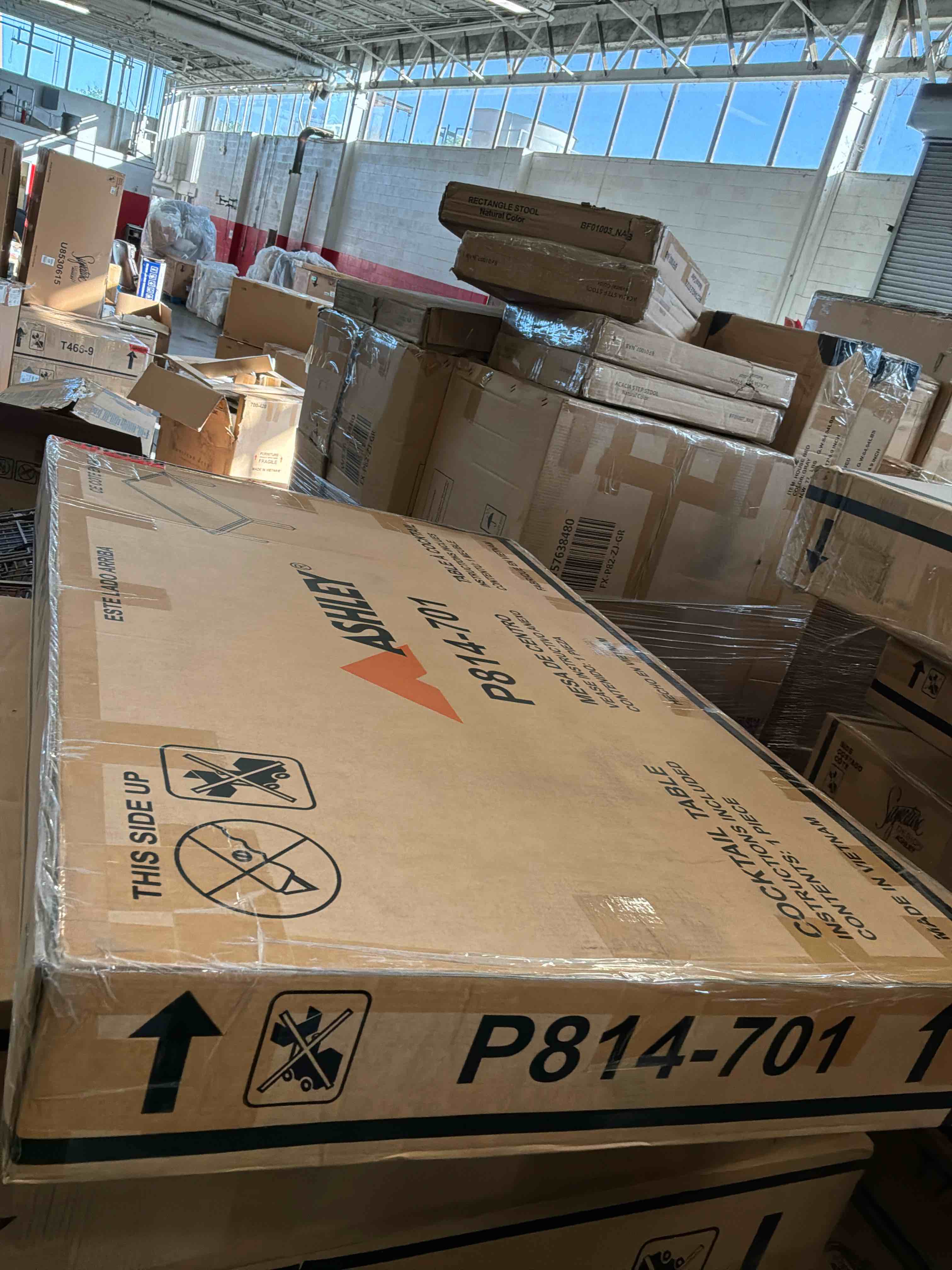 Condition photo showing New/Like New for wellingtons peak outdoor coffee table