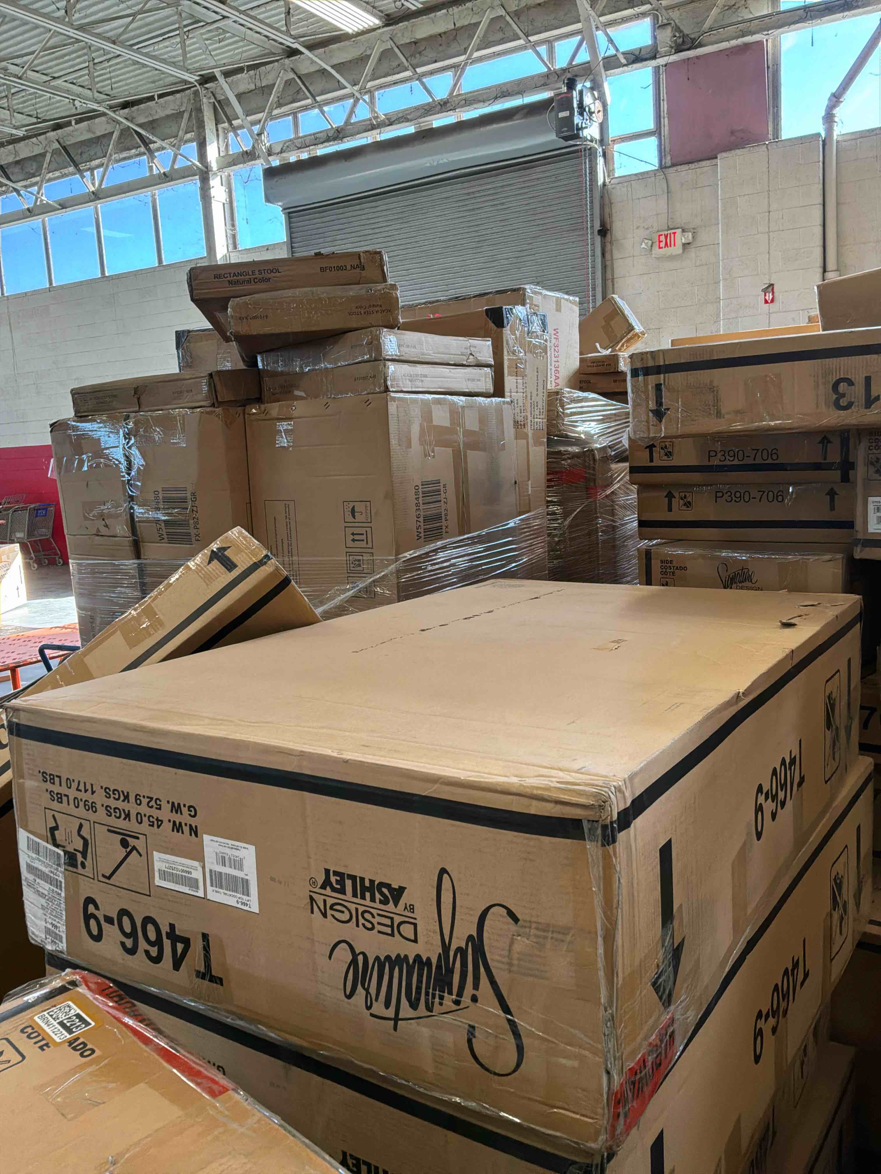 Condition photo showing New/Like New for hollum lift-top coffee table