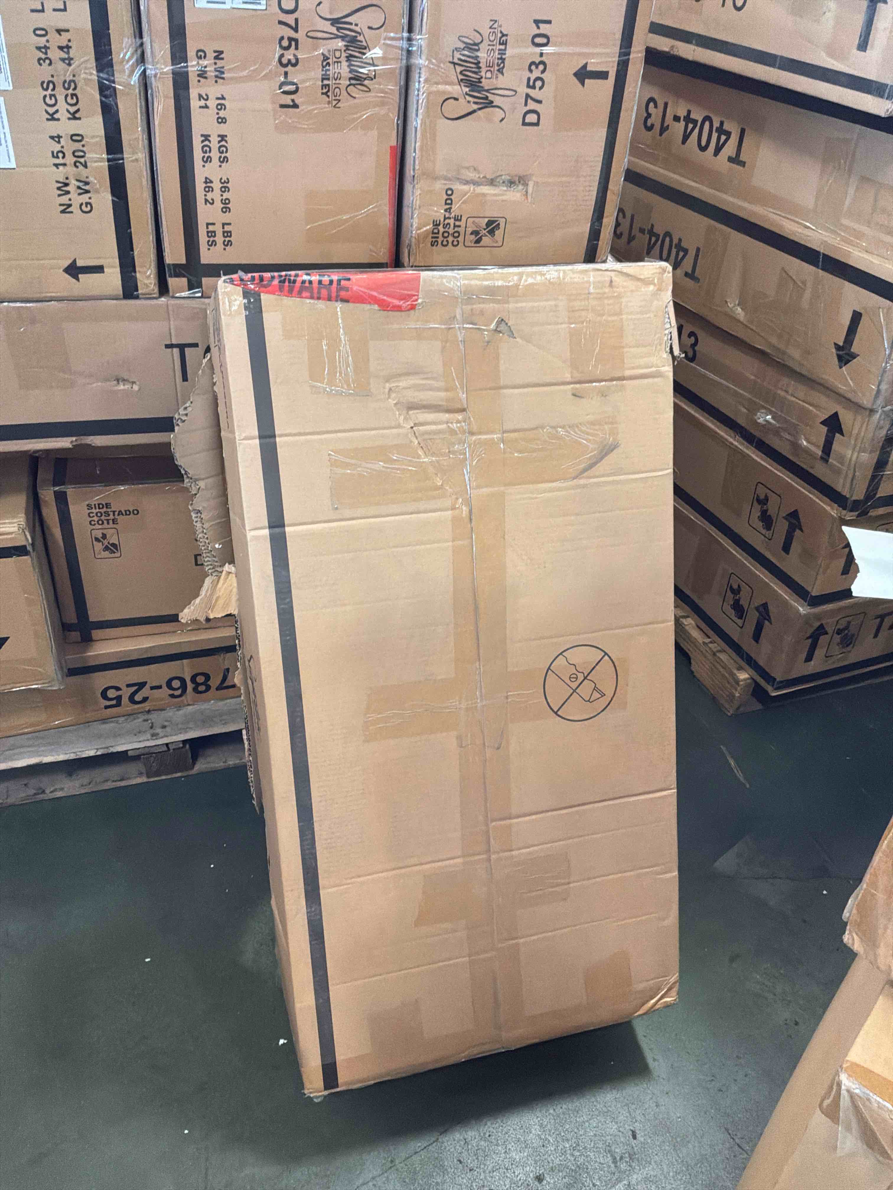 Condition photo showing Good Condition for d753-01 realyn dining chair