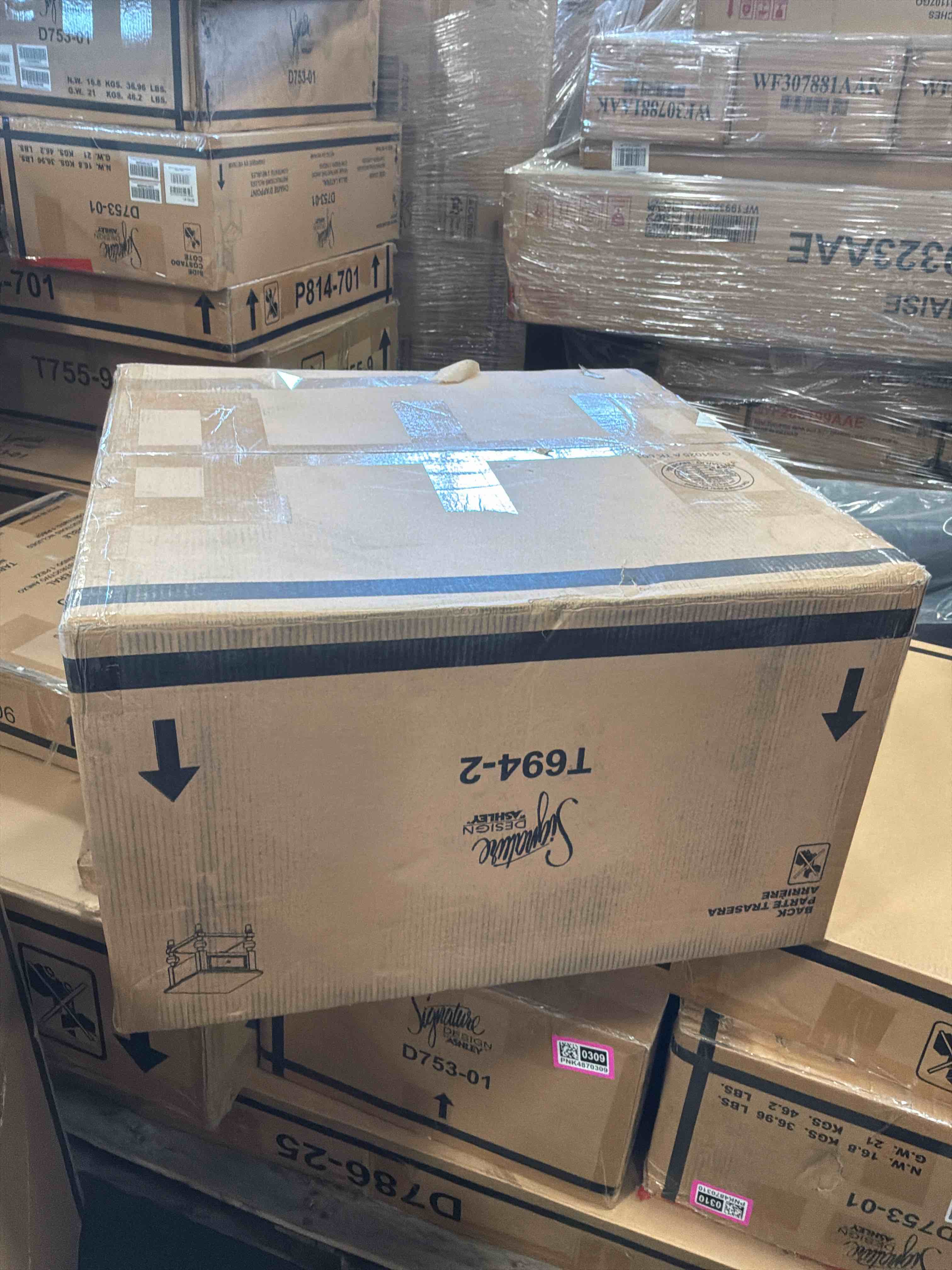 Condition photo showing New/Like New for veramond t694-2 square end table