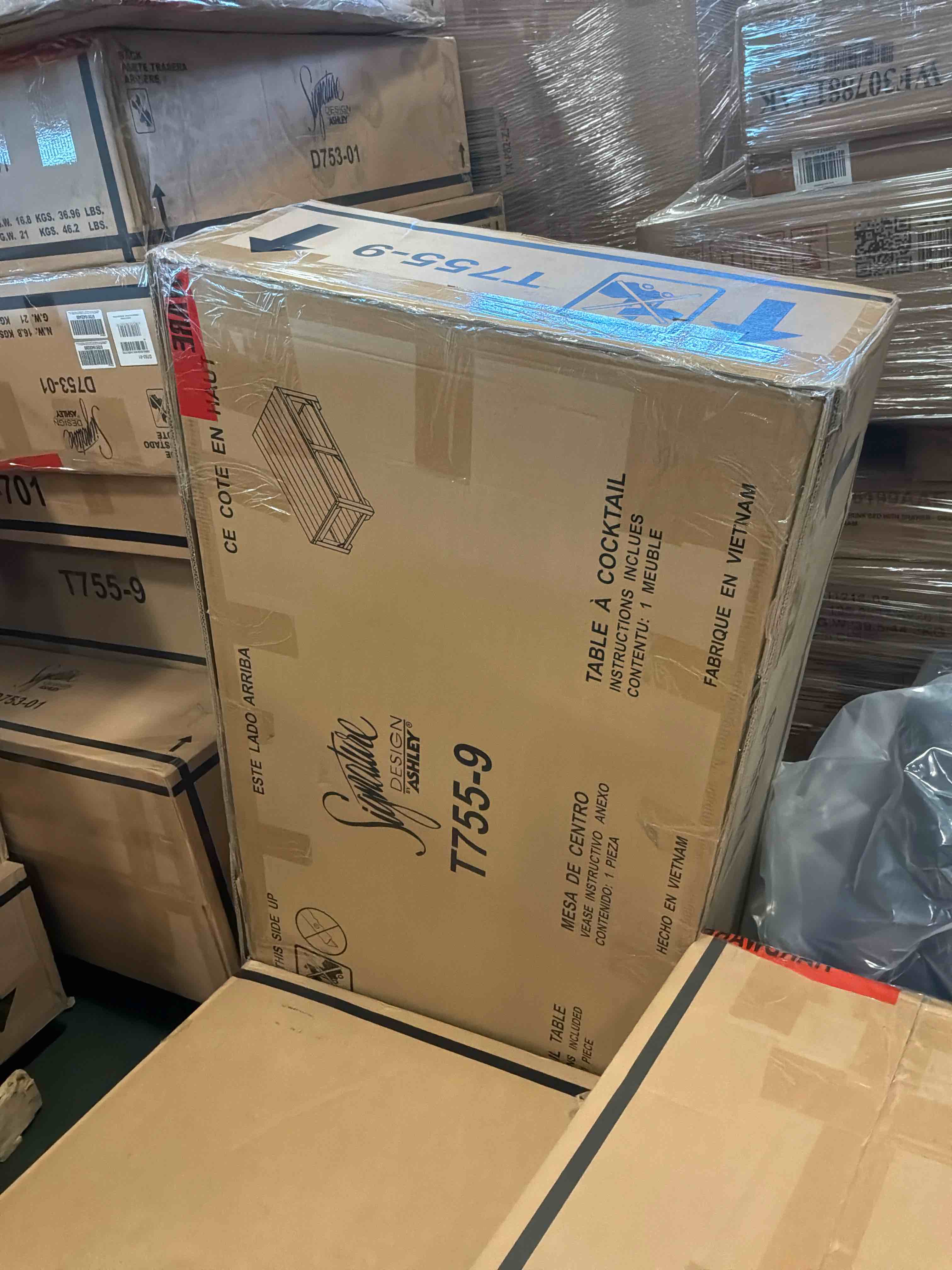 Condition photo showing New/Like New for living room fregine coffee table with lift top