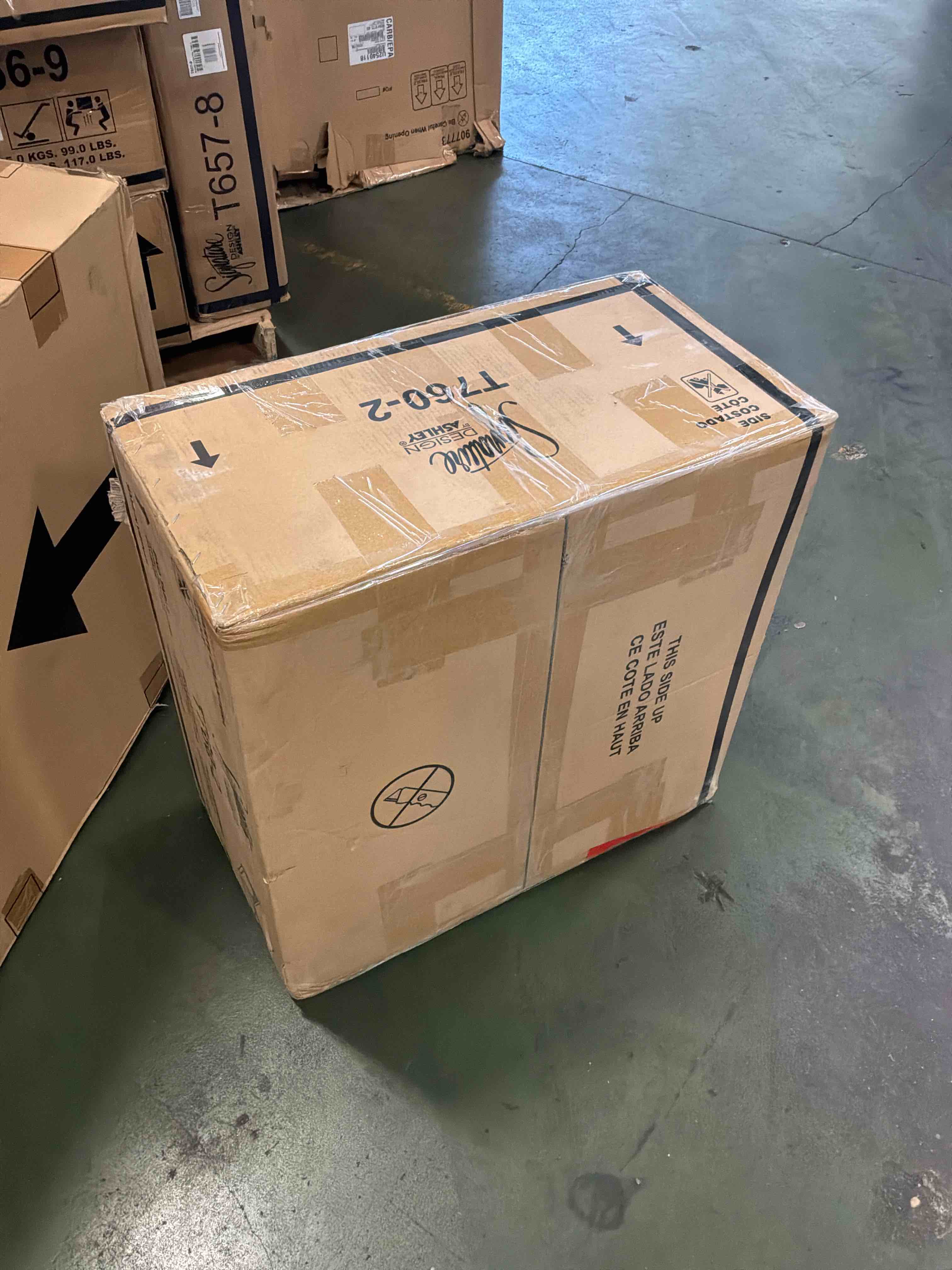 Condition photo showing New/Like New for yellink end table 