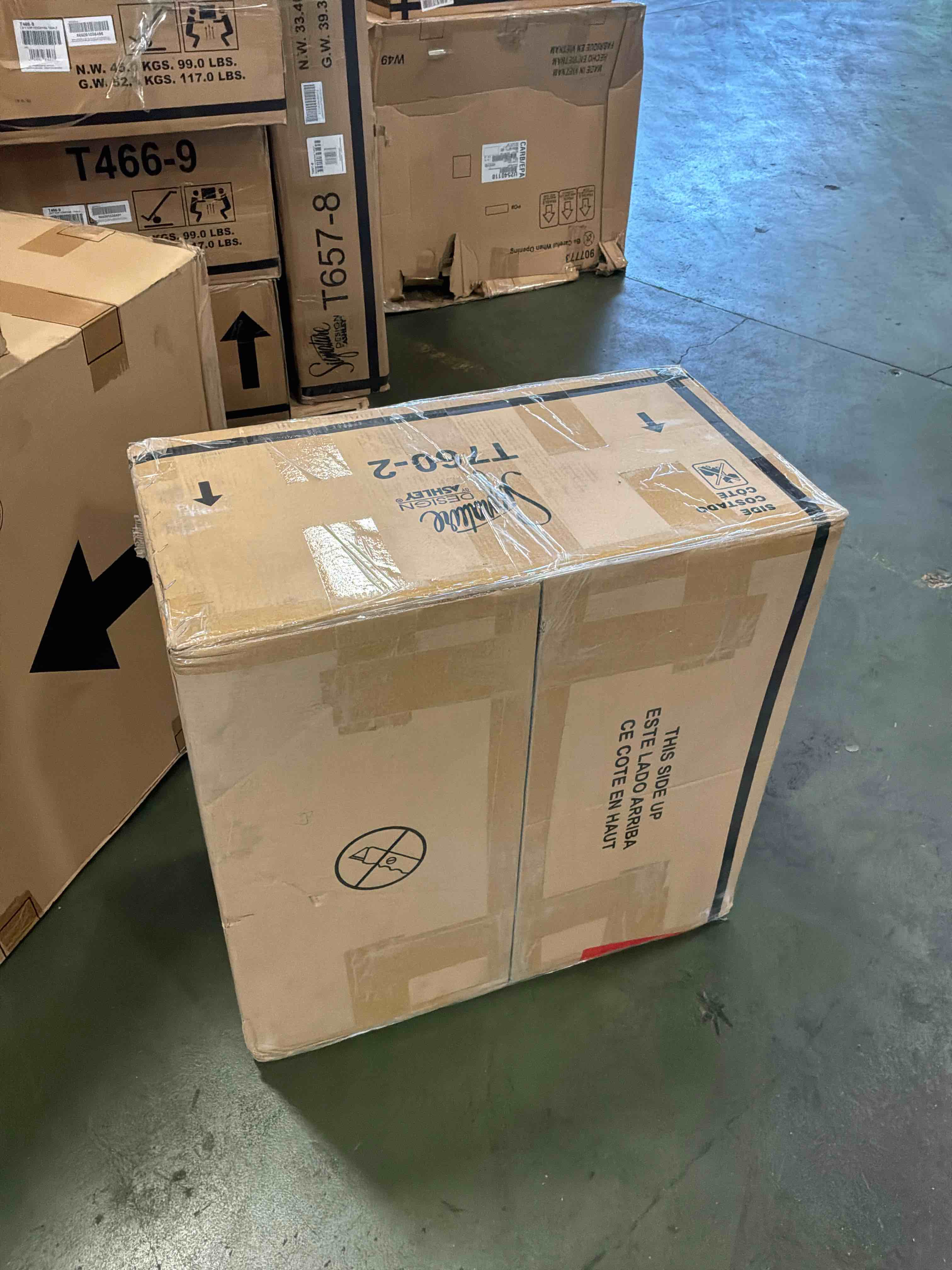 Condition photo showing New/Like New for yellink end table