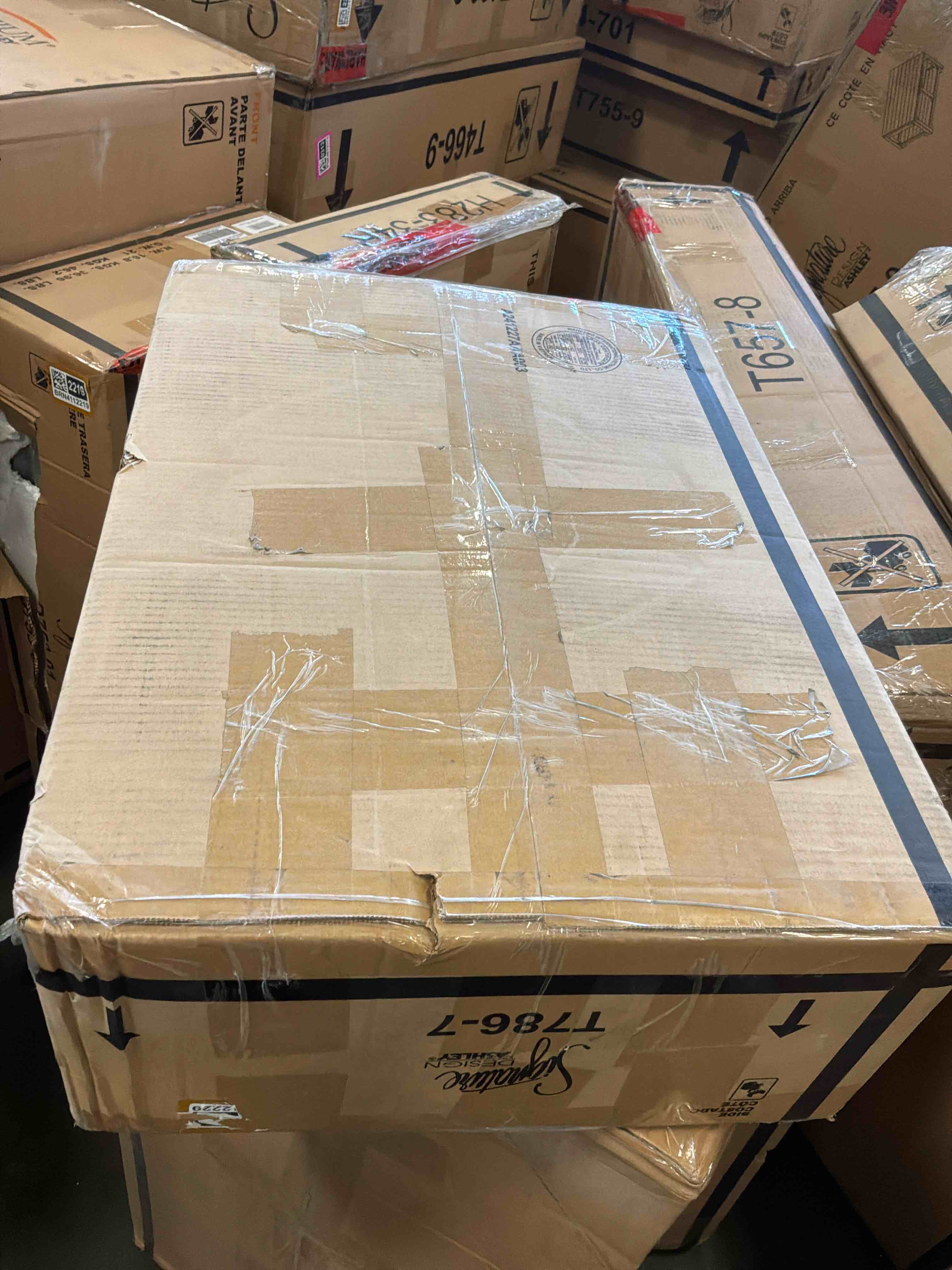 Condition photo showing New/Like New for living room winbardi chairside end table 