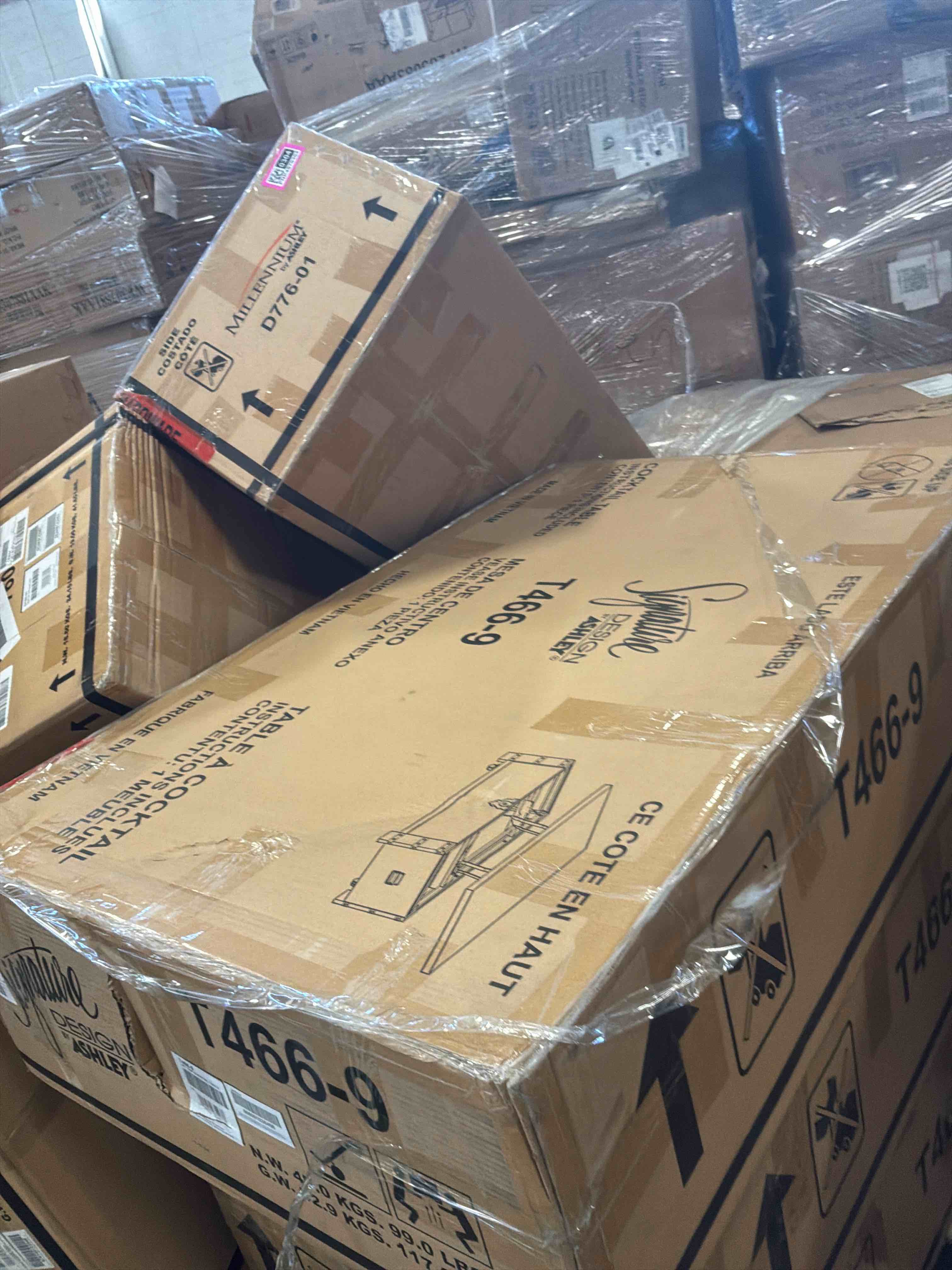 Condition photo showing New/Like New for hollum lift top cocktail table