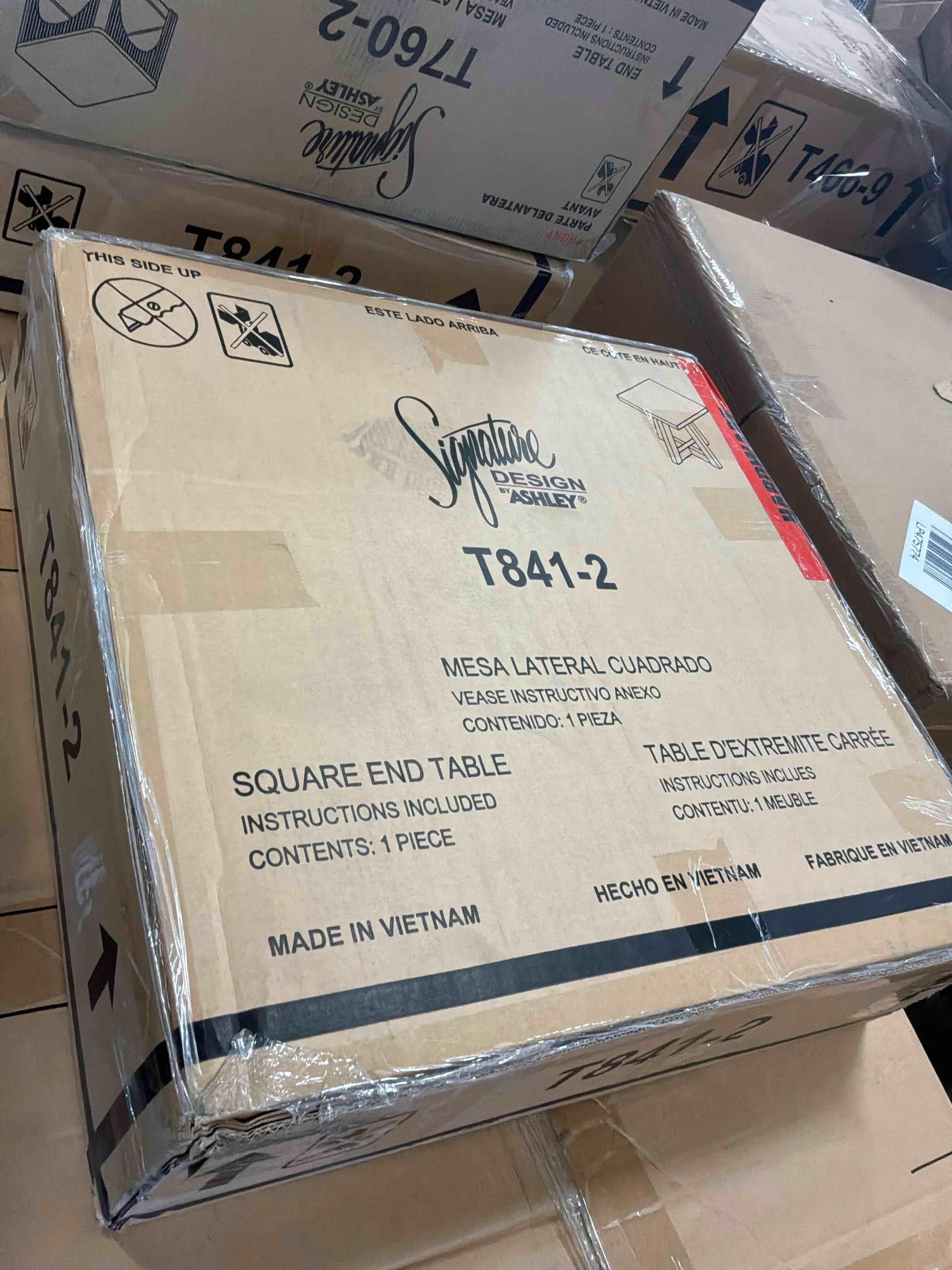 Condition photo showing New/Like New for galliden end table