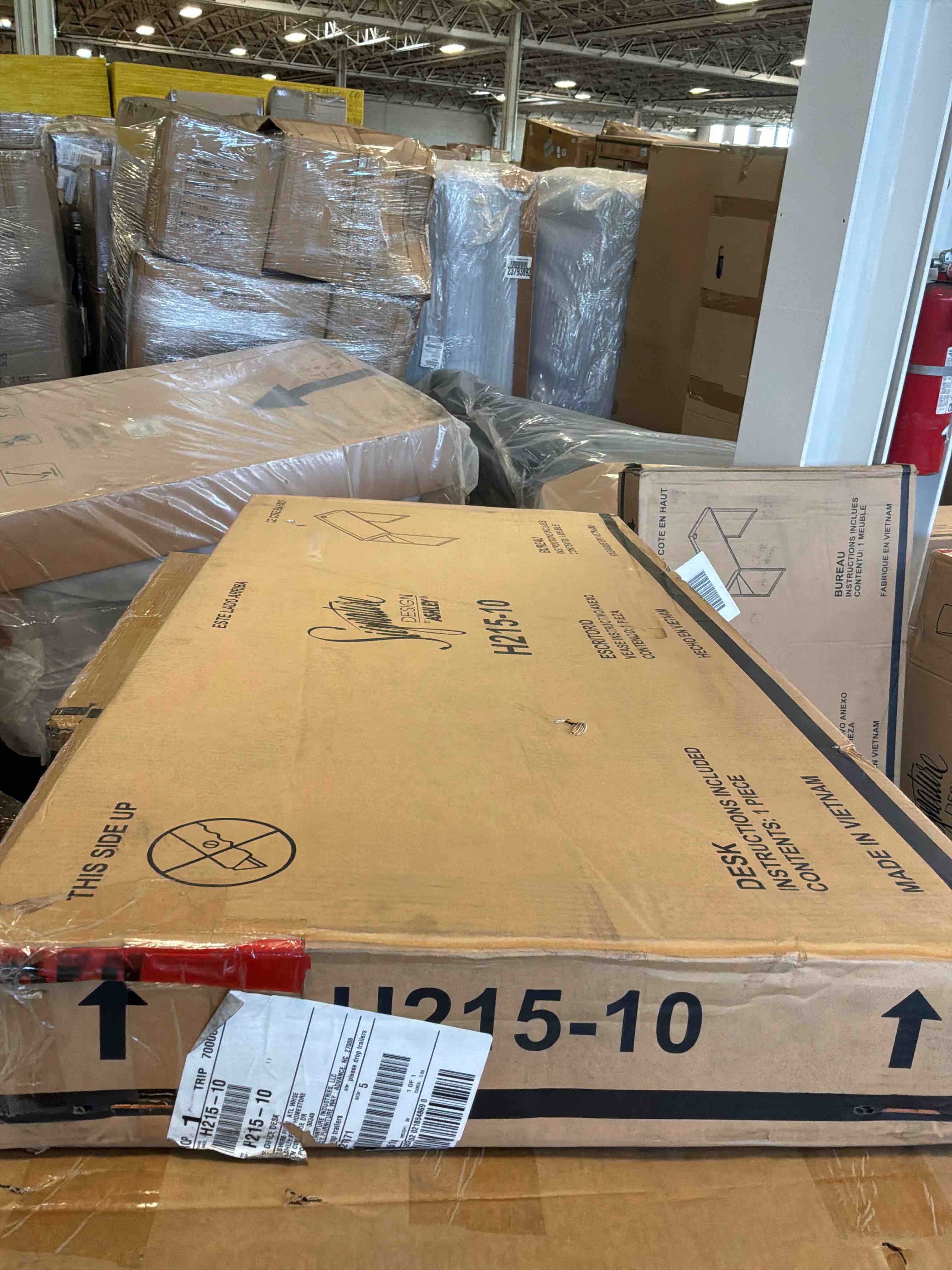 Condition photo showing New/Like New for yarlow home office desk