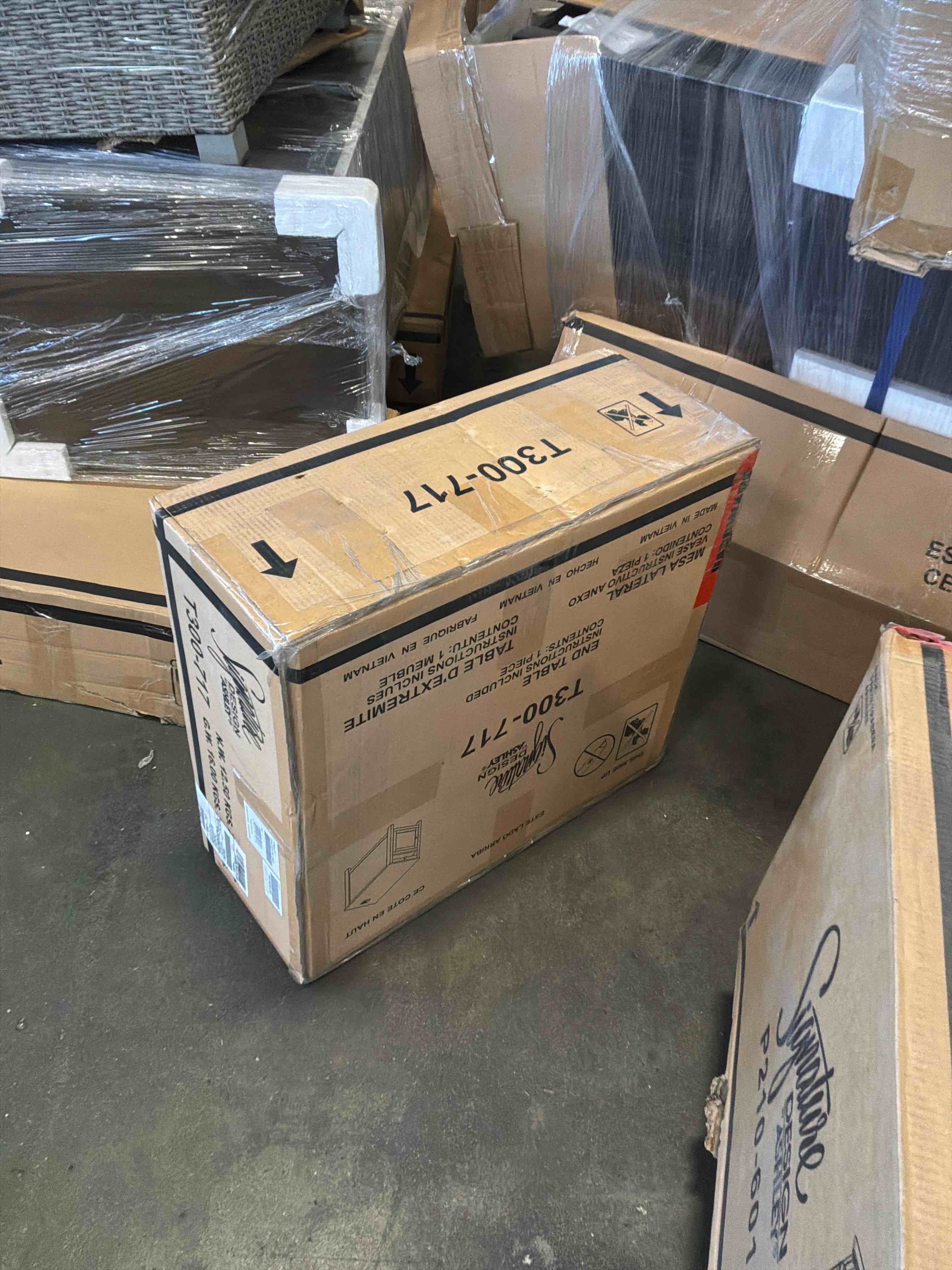 Condition photo showing New/Like New for treytown chairside end table (teal)