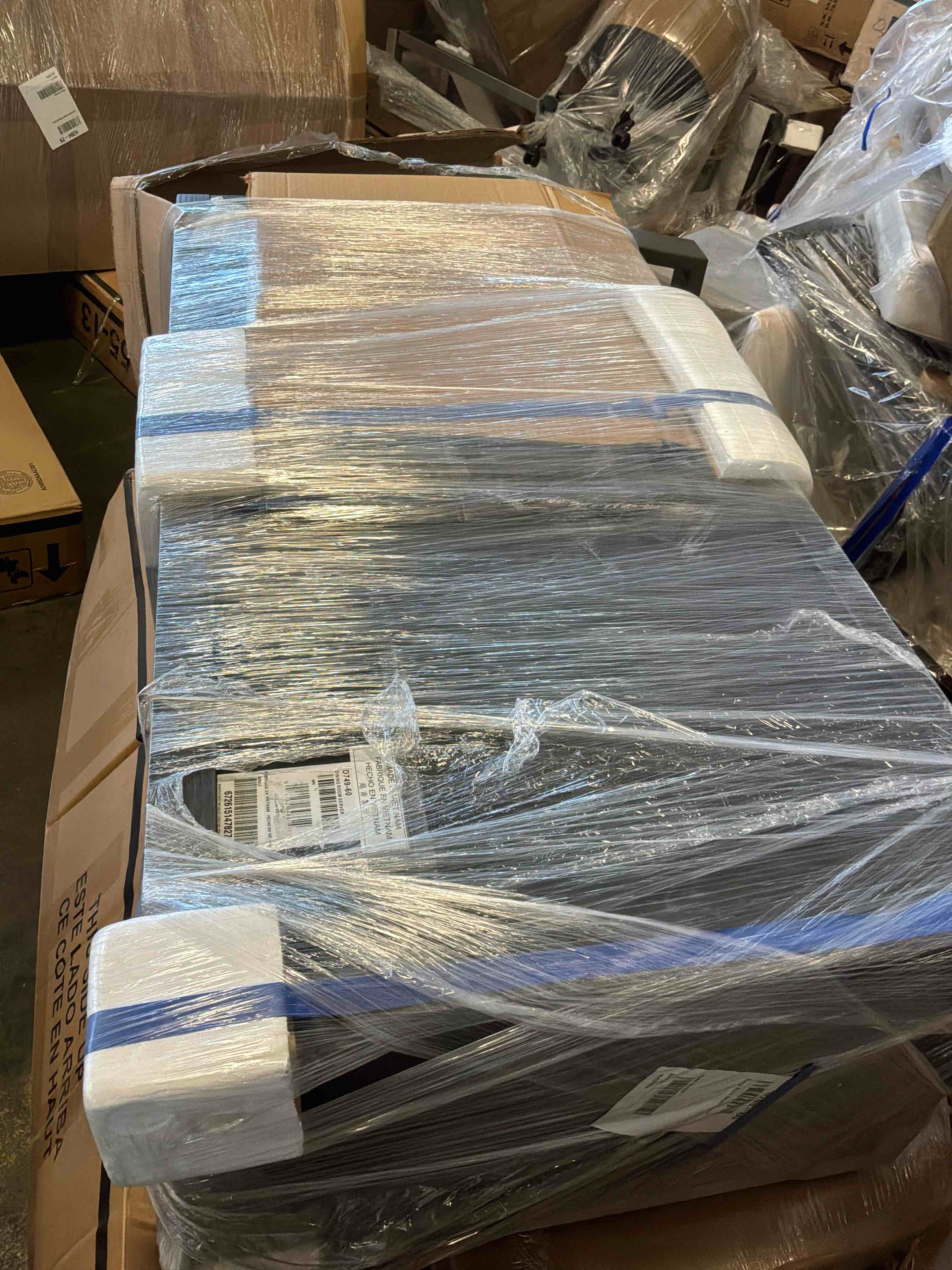 Condition photo showing New/Like New for casual dining bellvern dining server