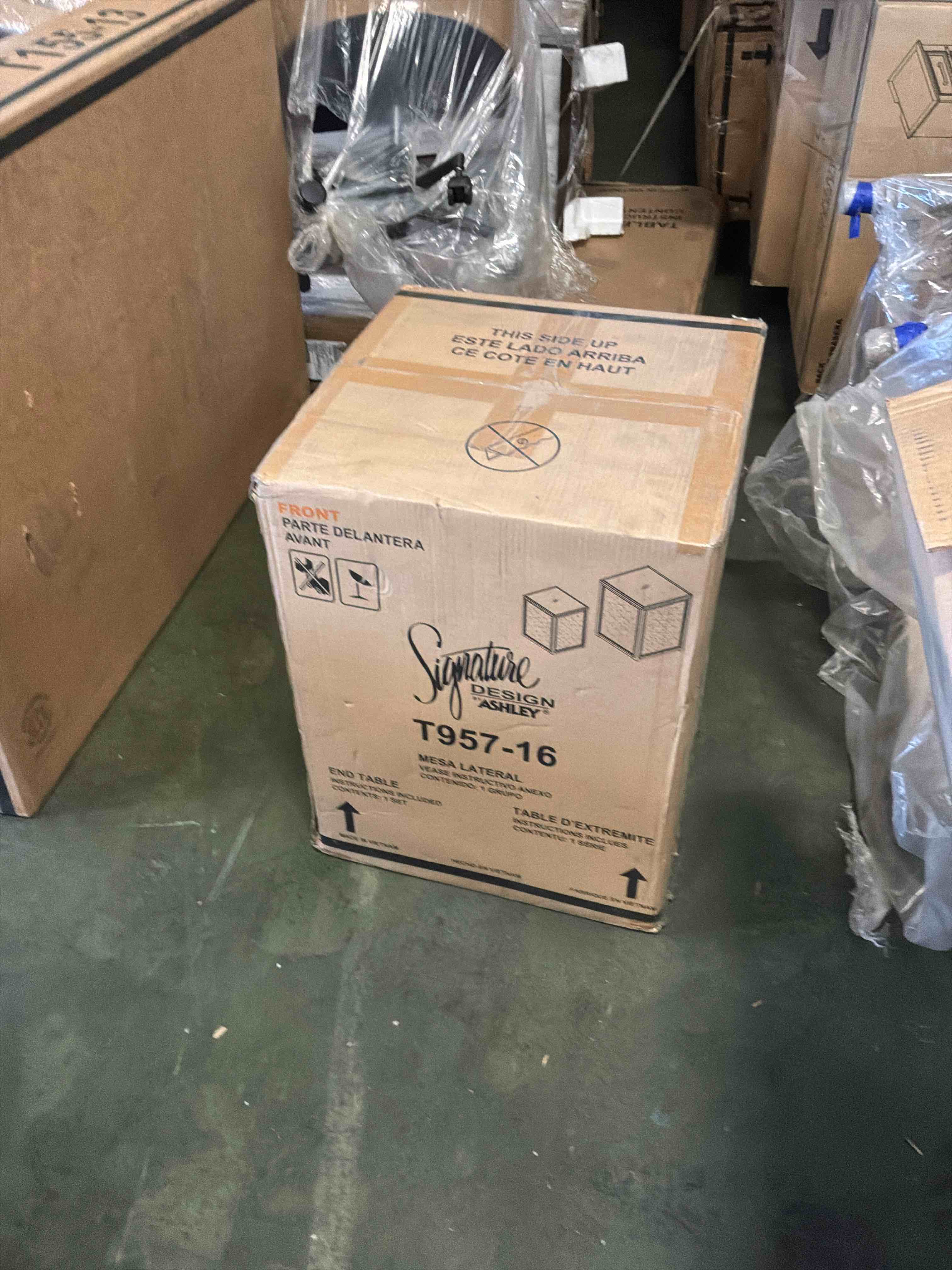 Condition photo showing New/Like New for traleena nesting end table (set of 2)