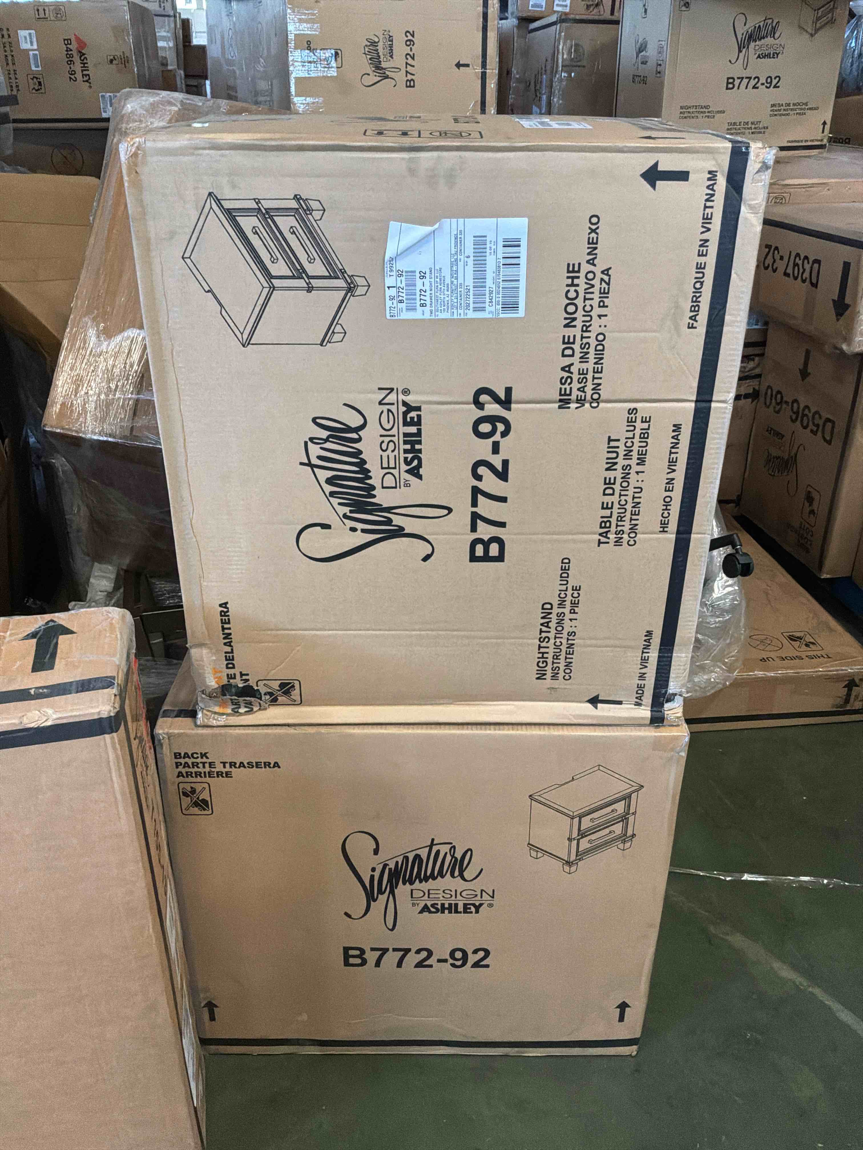 Condition photo showing New/Like New for traleena nesting end table (set of 2)