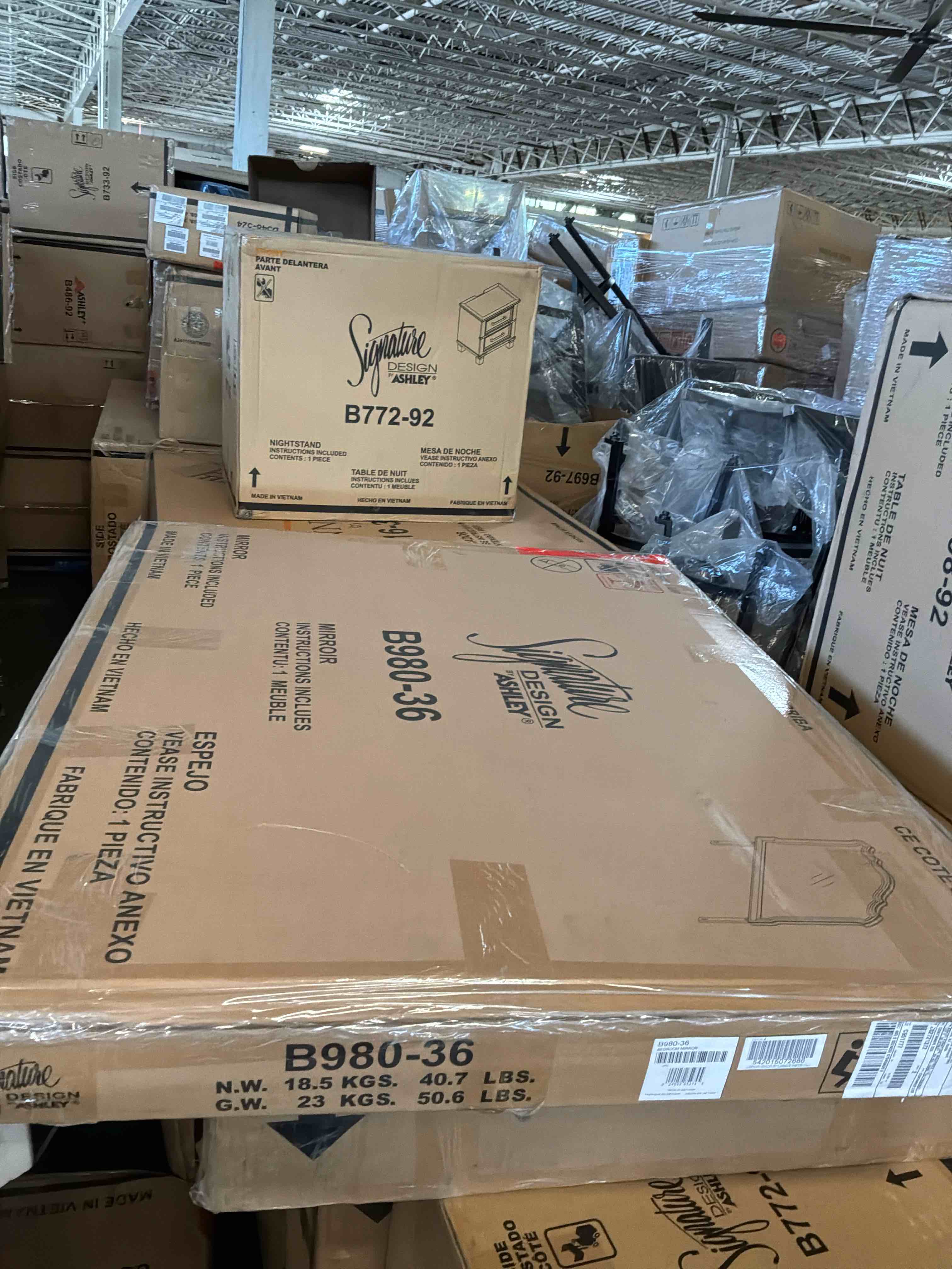 Condition photo showing New/Like New for arlendyne arlendyne bedroom mirror