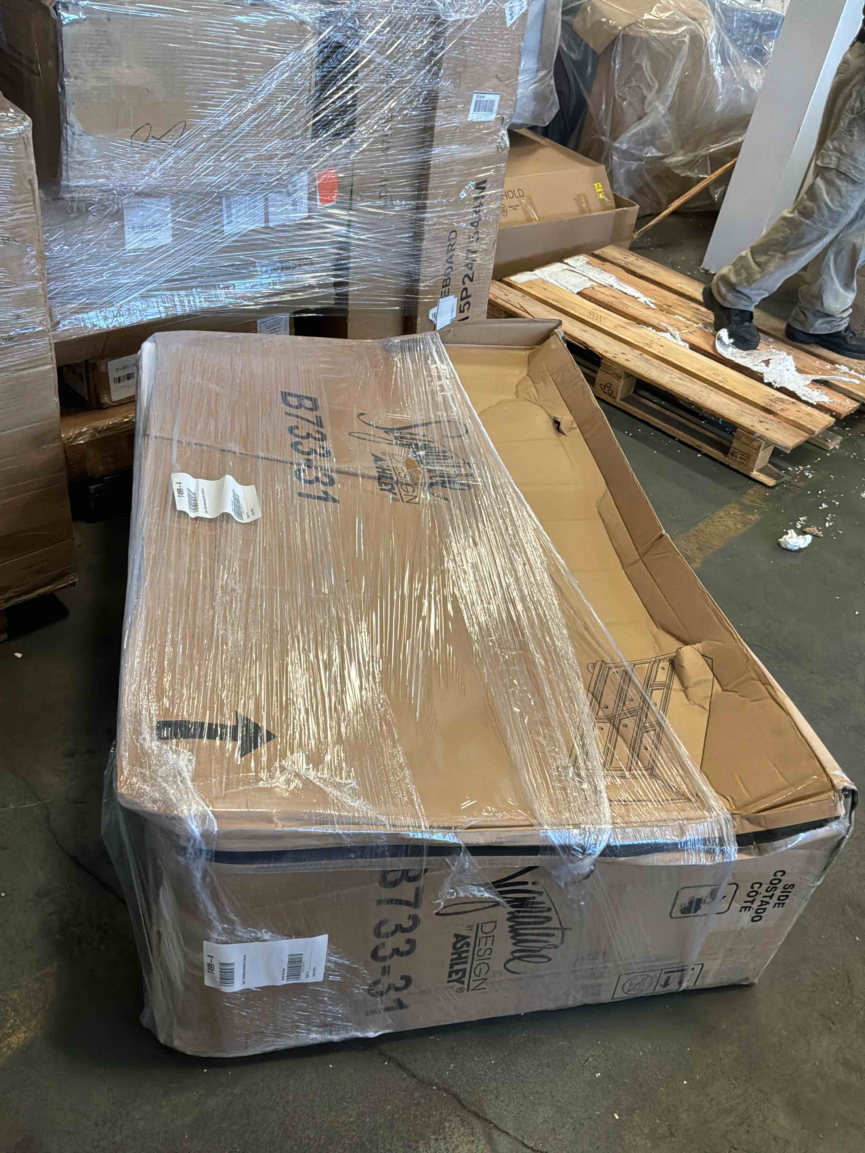 Condition photo showing Good Condition for dark brown sofá table 