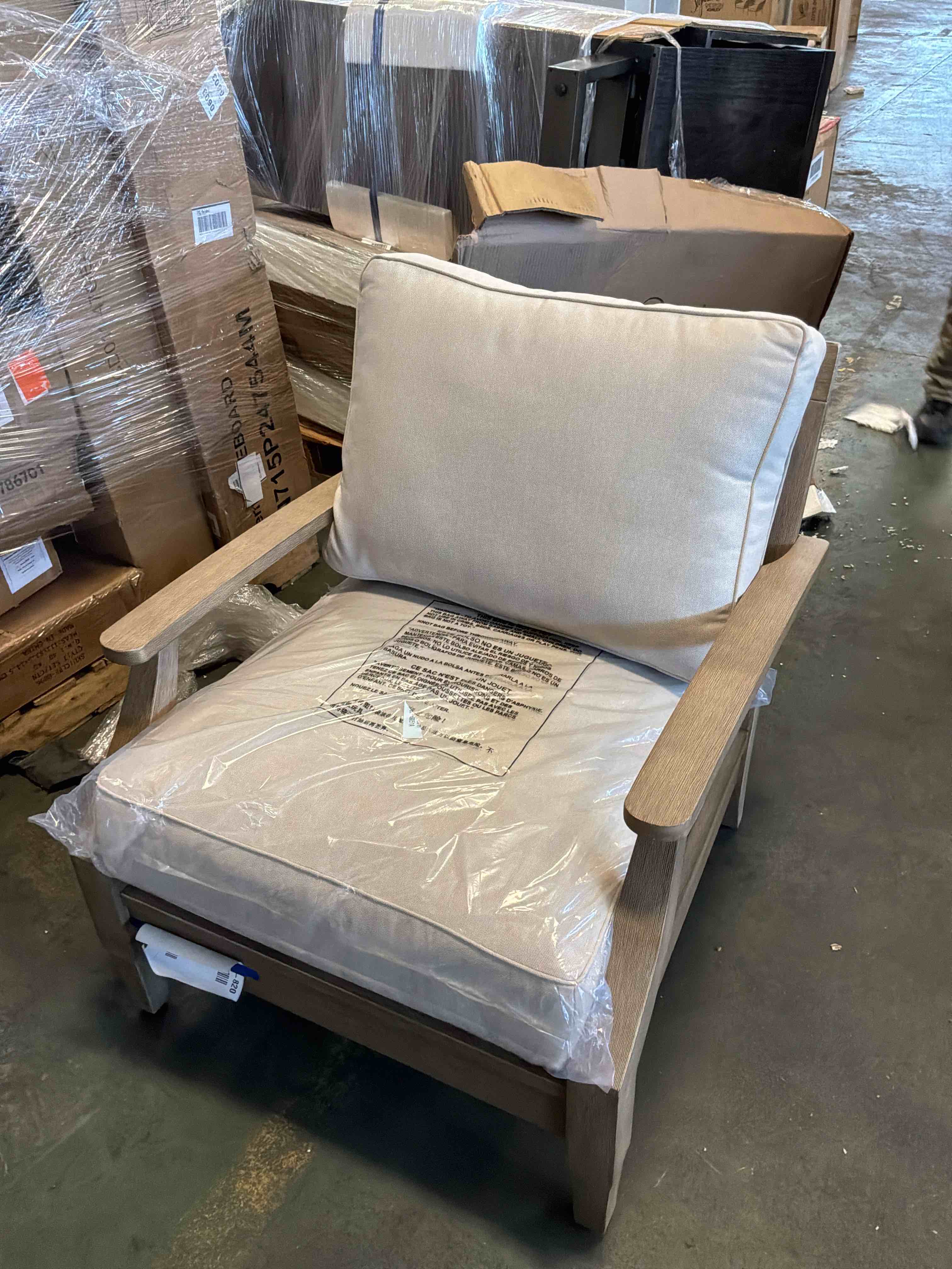 Condition photo showing New/Like New for lounge chair with cushion