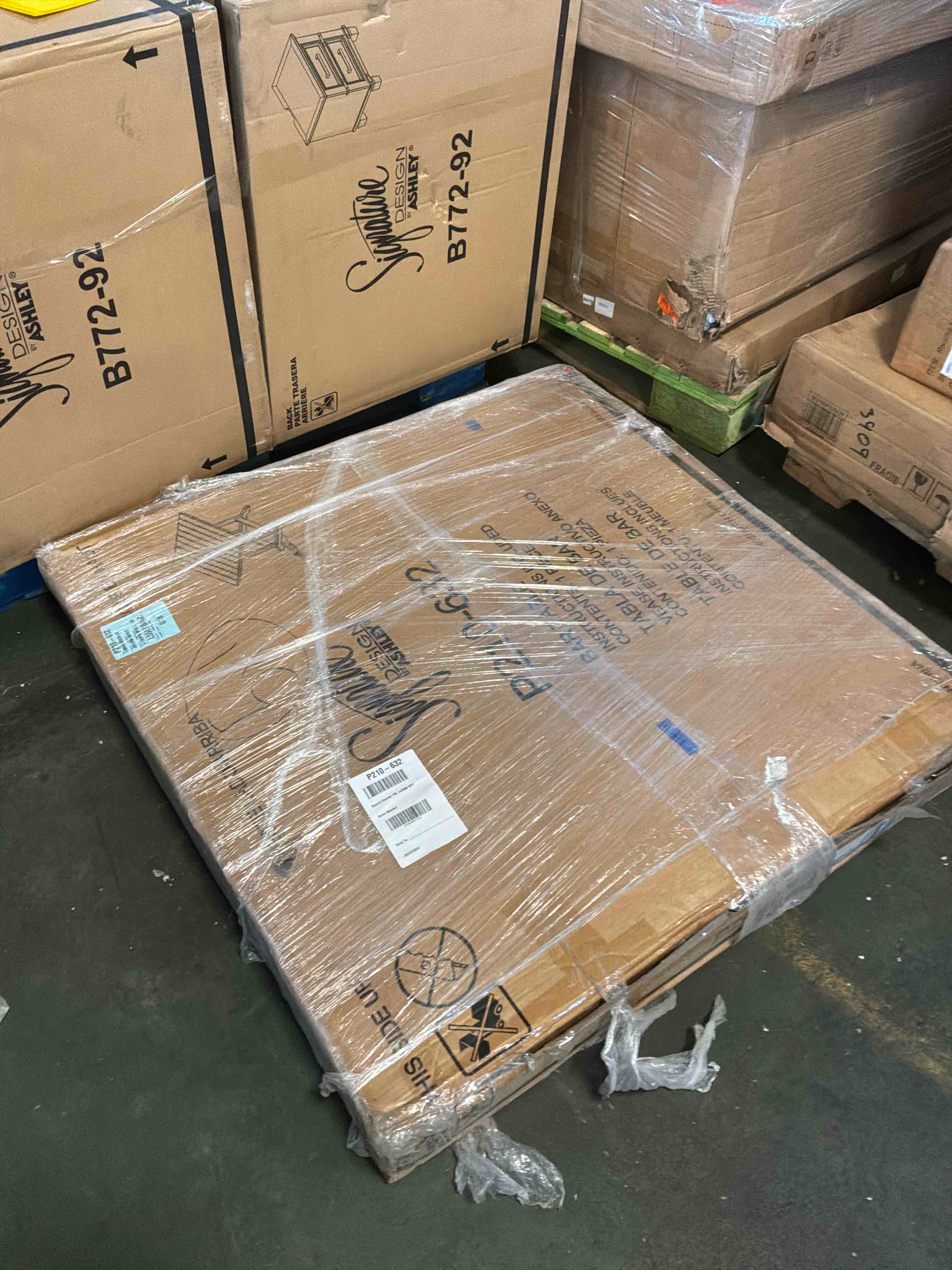 Condition photo showing New/Like New for  transville square counter table 