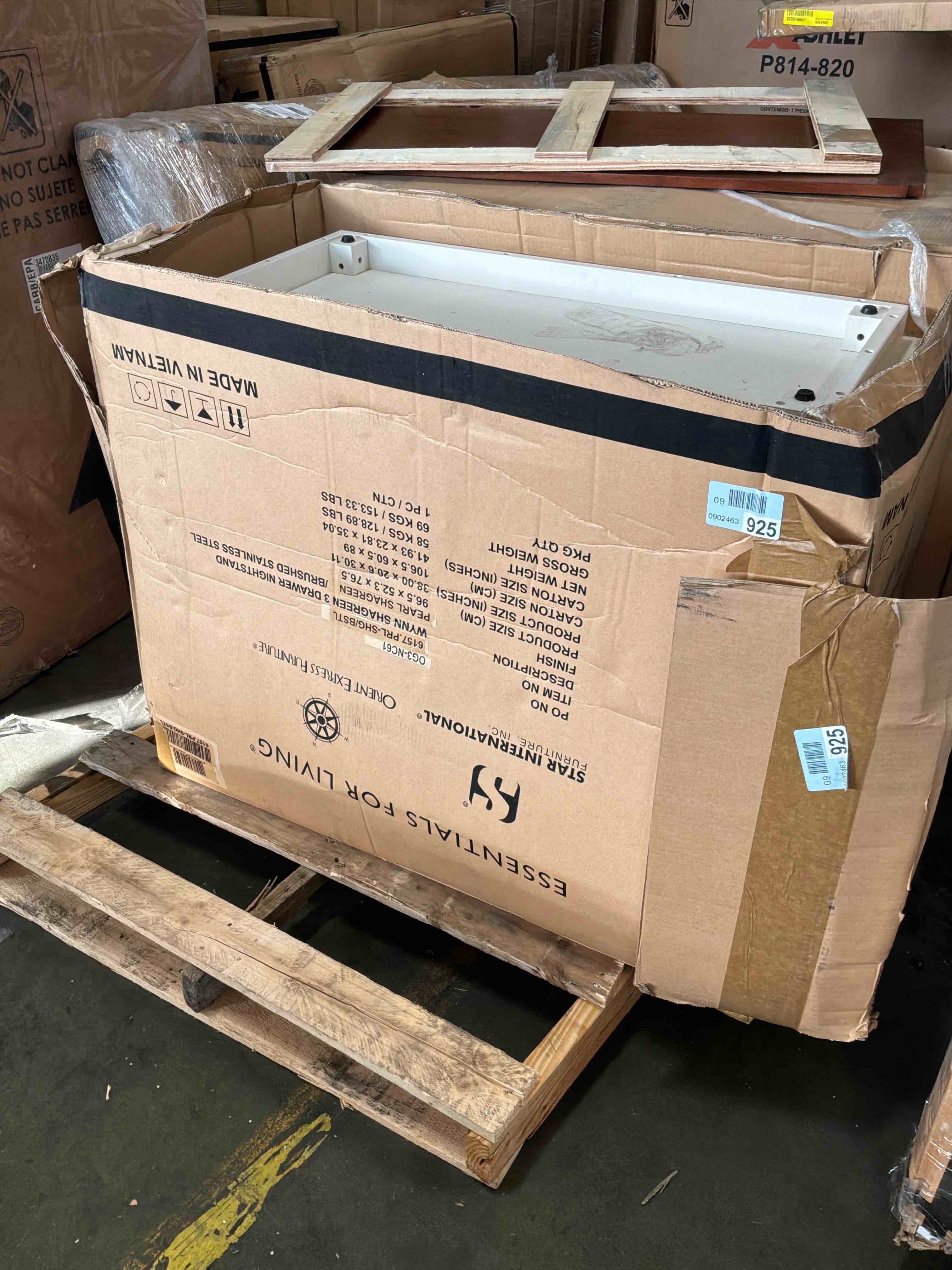 Condition photo showing Good Condition for wynn 3-drawer nightstand