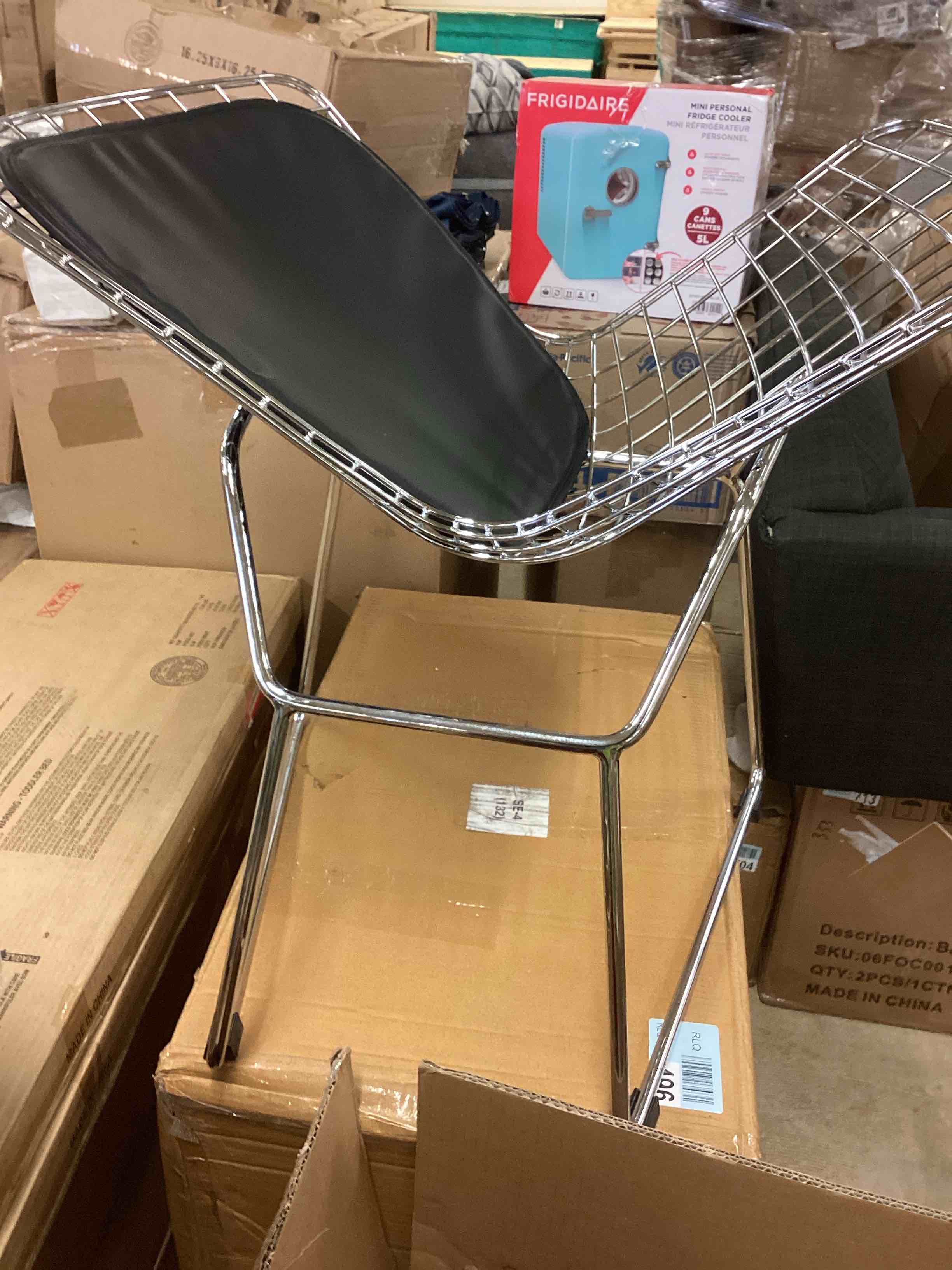 Condition photo showing Good Condition for mlf harry bertoia wire side chair chromed wire frame with plastic feet & pu leather cushion. (black) ( missing one leg tip cap)