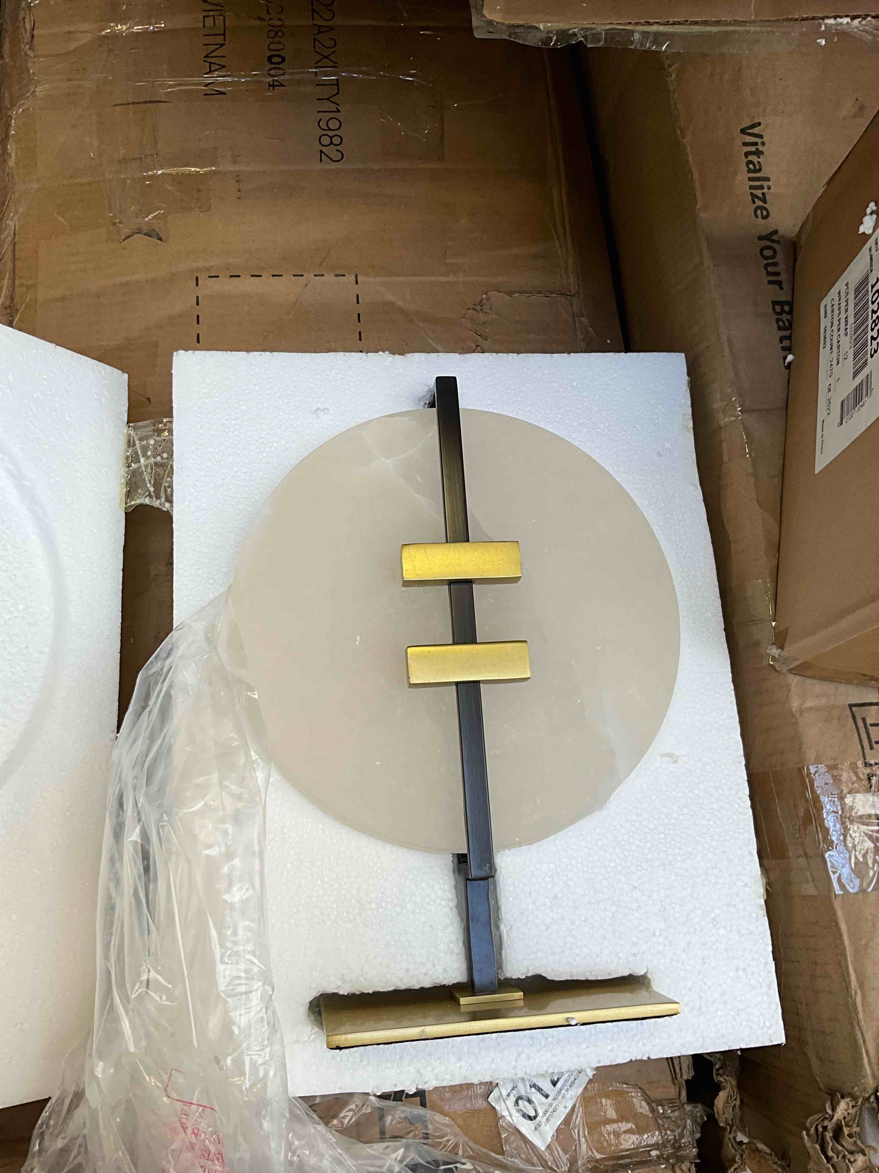 Condition photo showing New/Like New for kasen sculpture