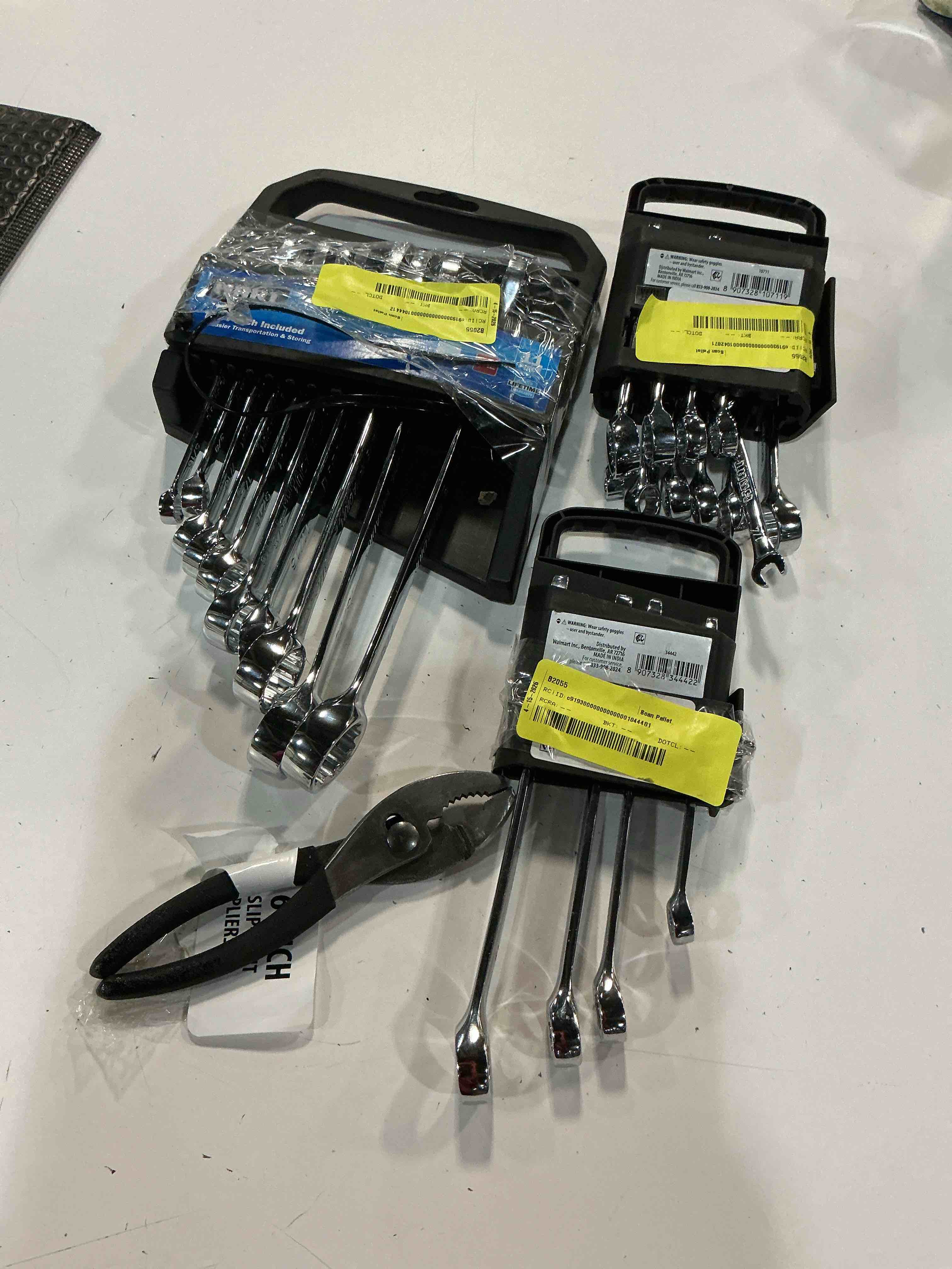 Condition photo showing Good Condition for assorted home improvement lot (small tools, screw, home accessories, etc.)