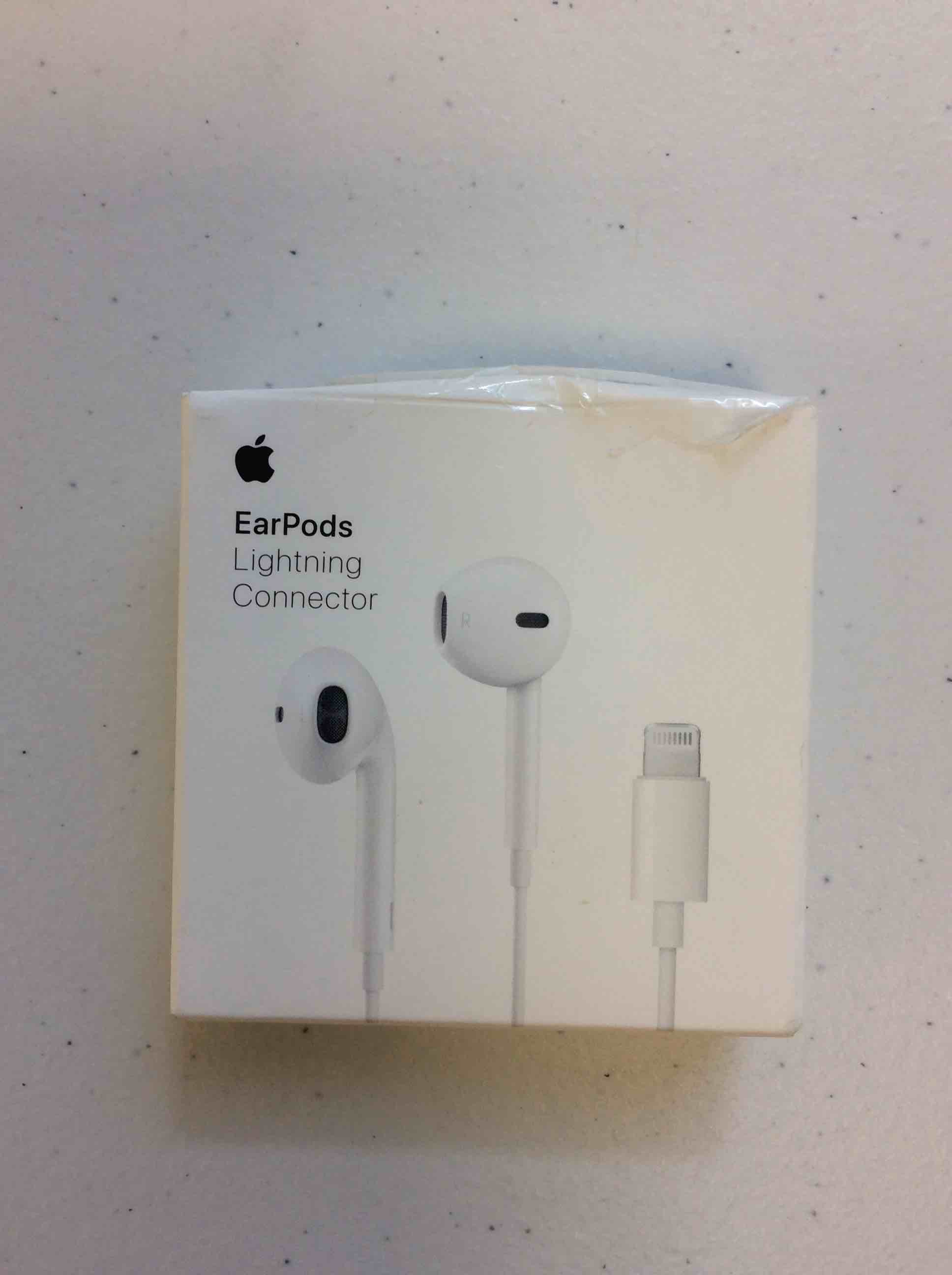 Condition photo showing New/Like New for earpods lightening connector 