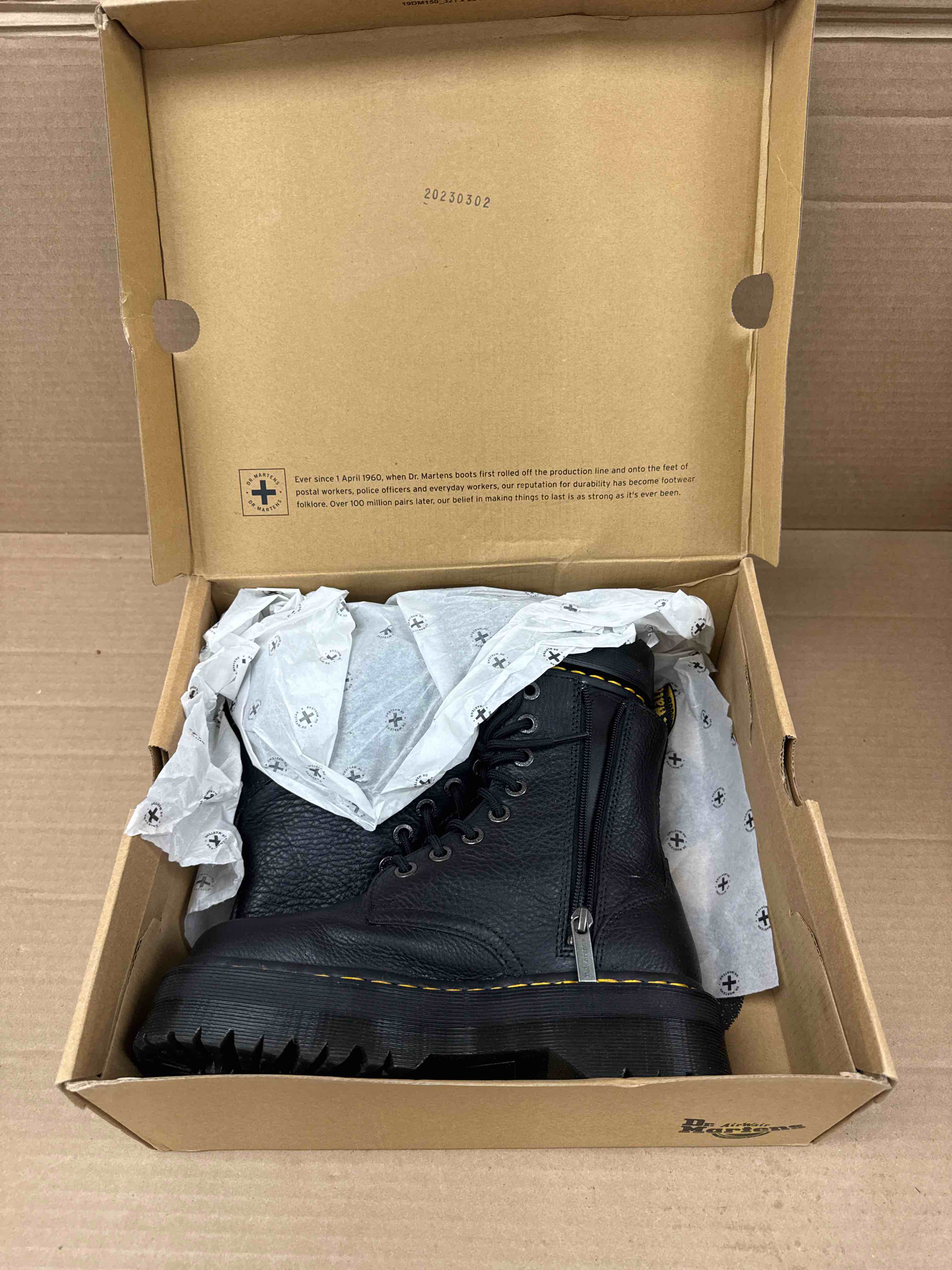 Condition photo showing New/Like New for men’s 6 women’s 7 dr. martens jadon pisa platform boot in black