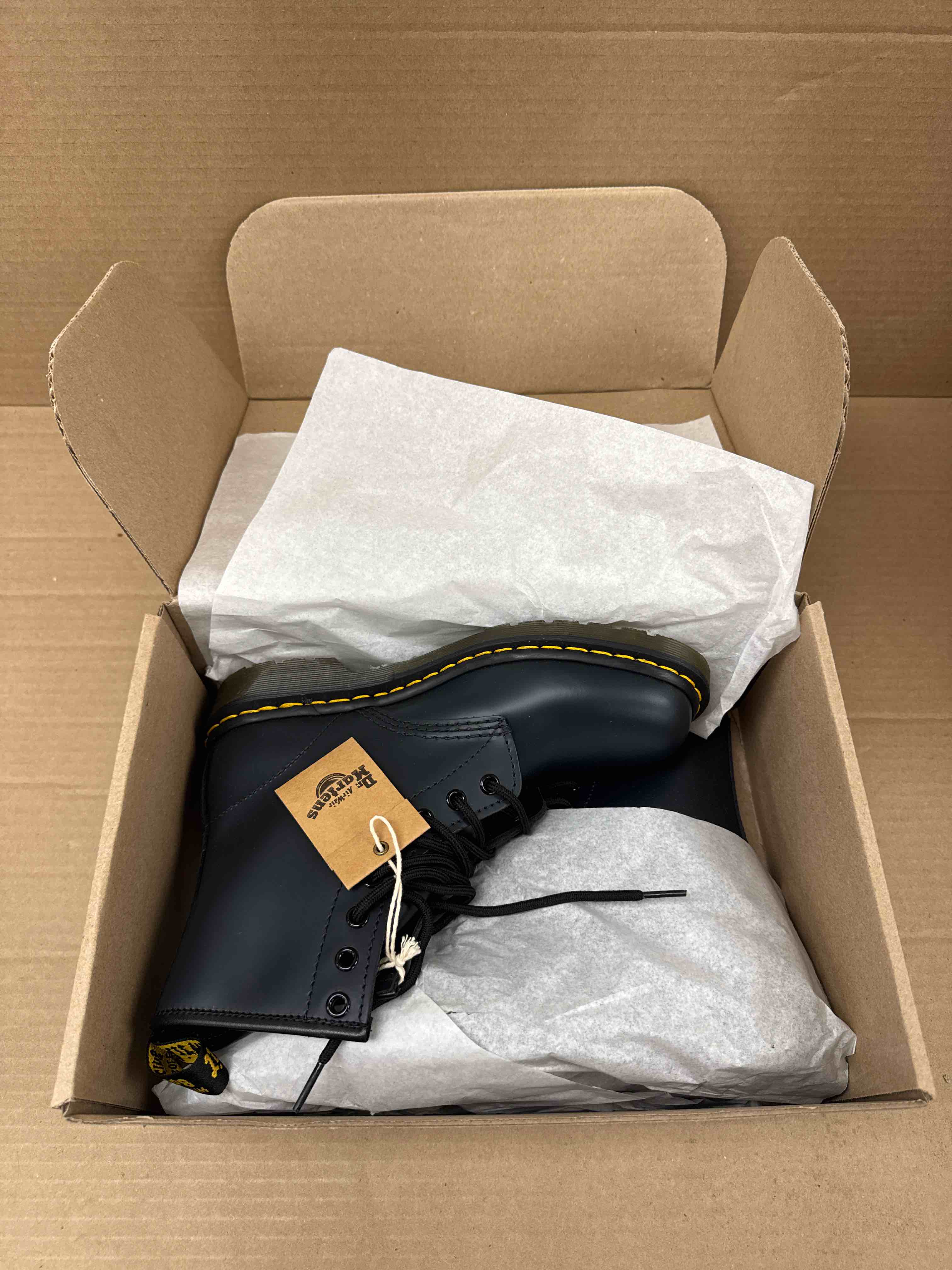 Condition photo showing New/Like New for men’s 6 women’s 7 dr. martens unisex-adult combs leather