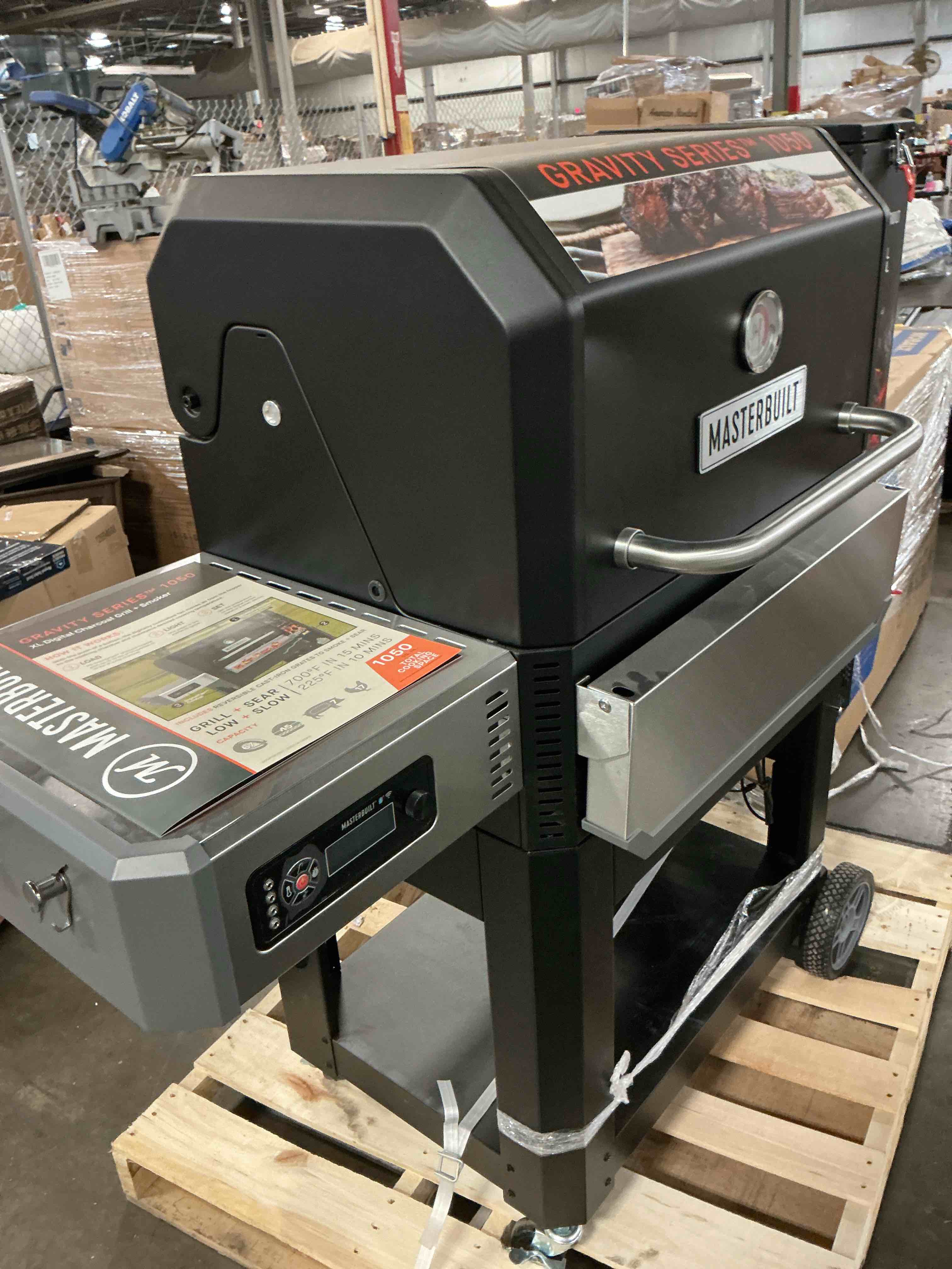 Condition photo showing Good Condition for gravity series 800 digital wifi charcoal grill, griddle and smoker in black