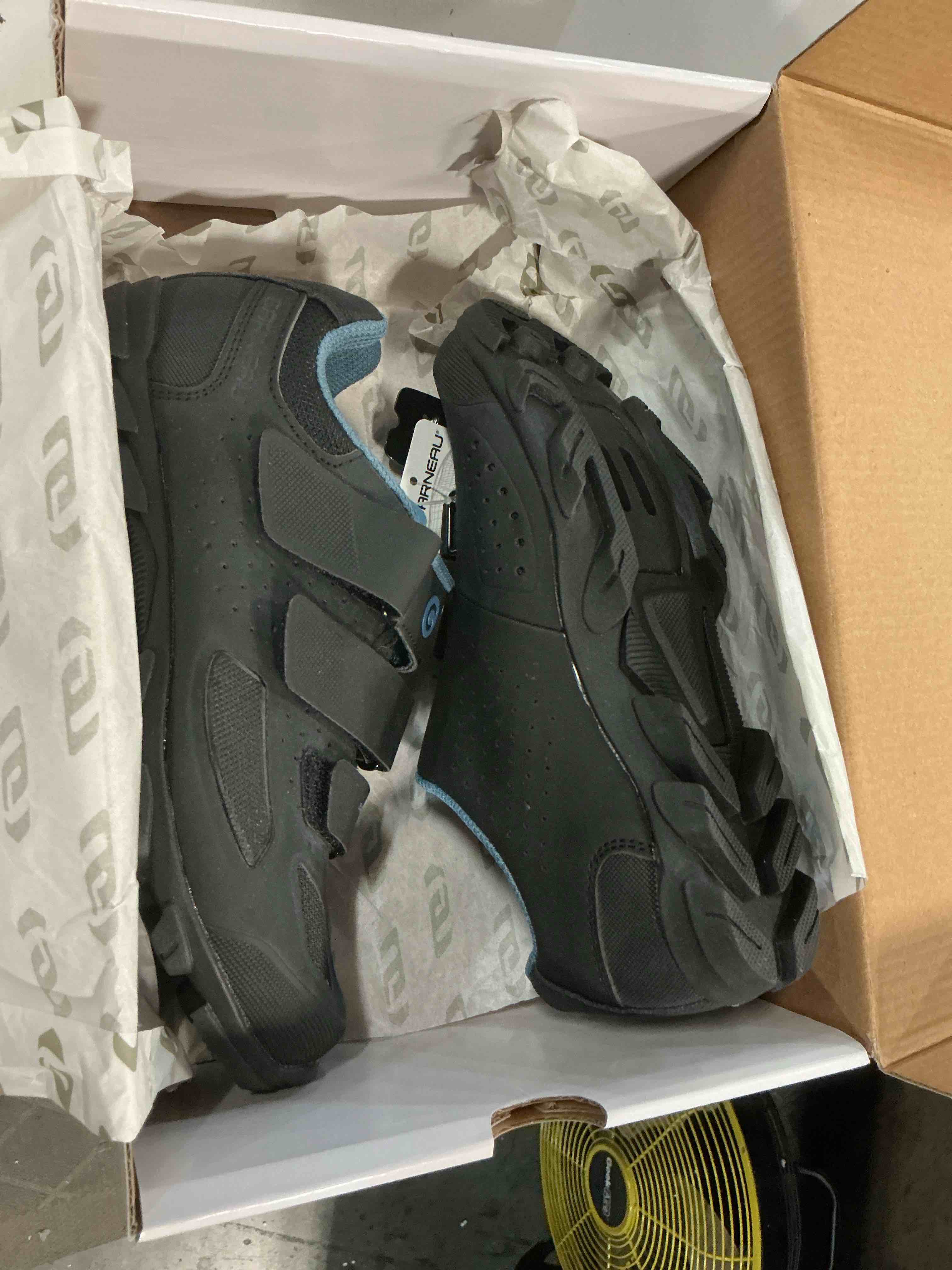 Condition photo showing New/Like New for women's saphire ii shoes size 6