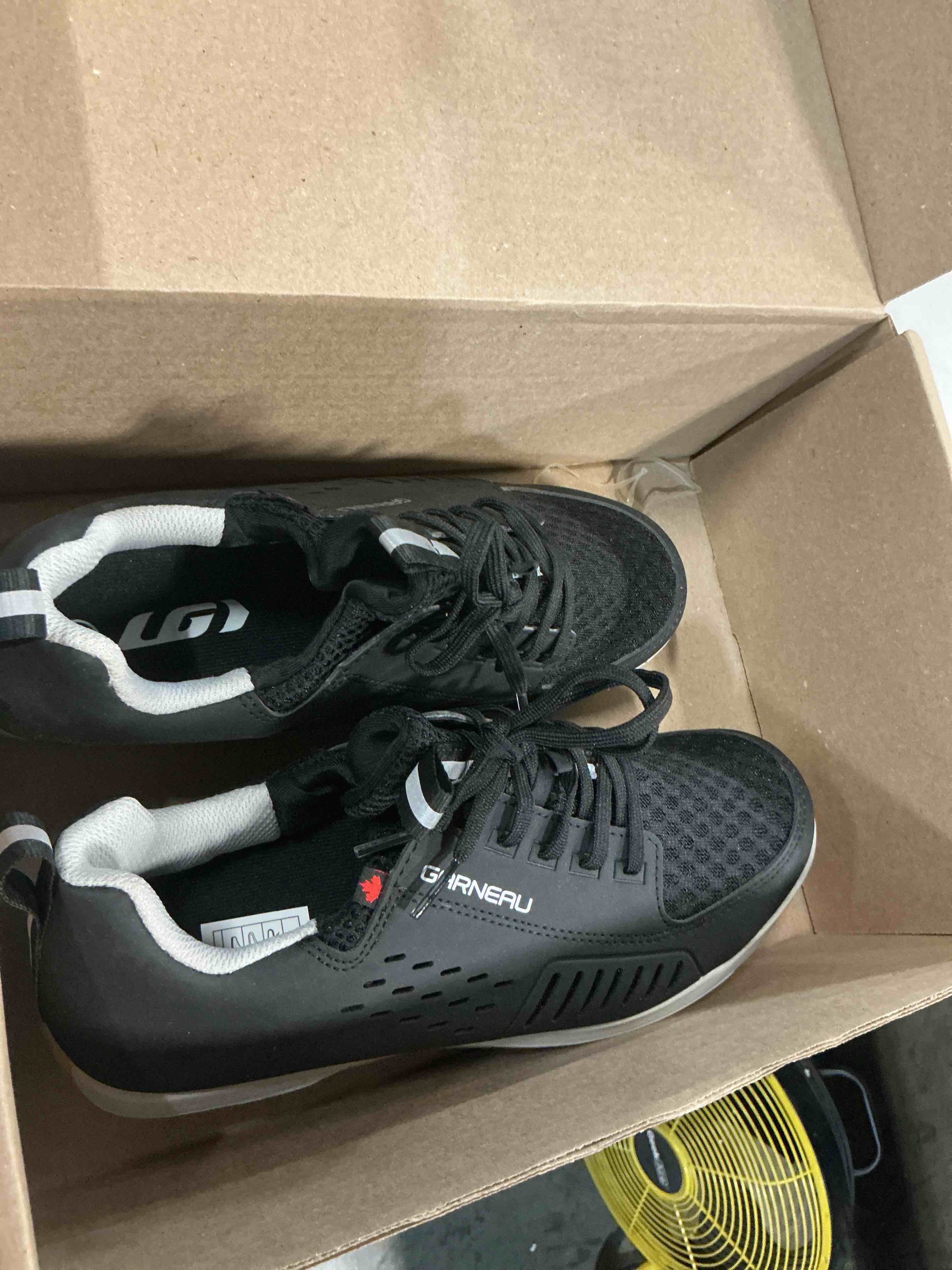Condition photo showing New/Like New for louis garneau women's deville road bike shoes size 9