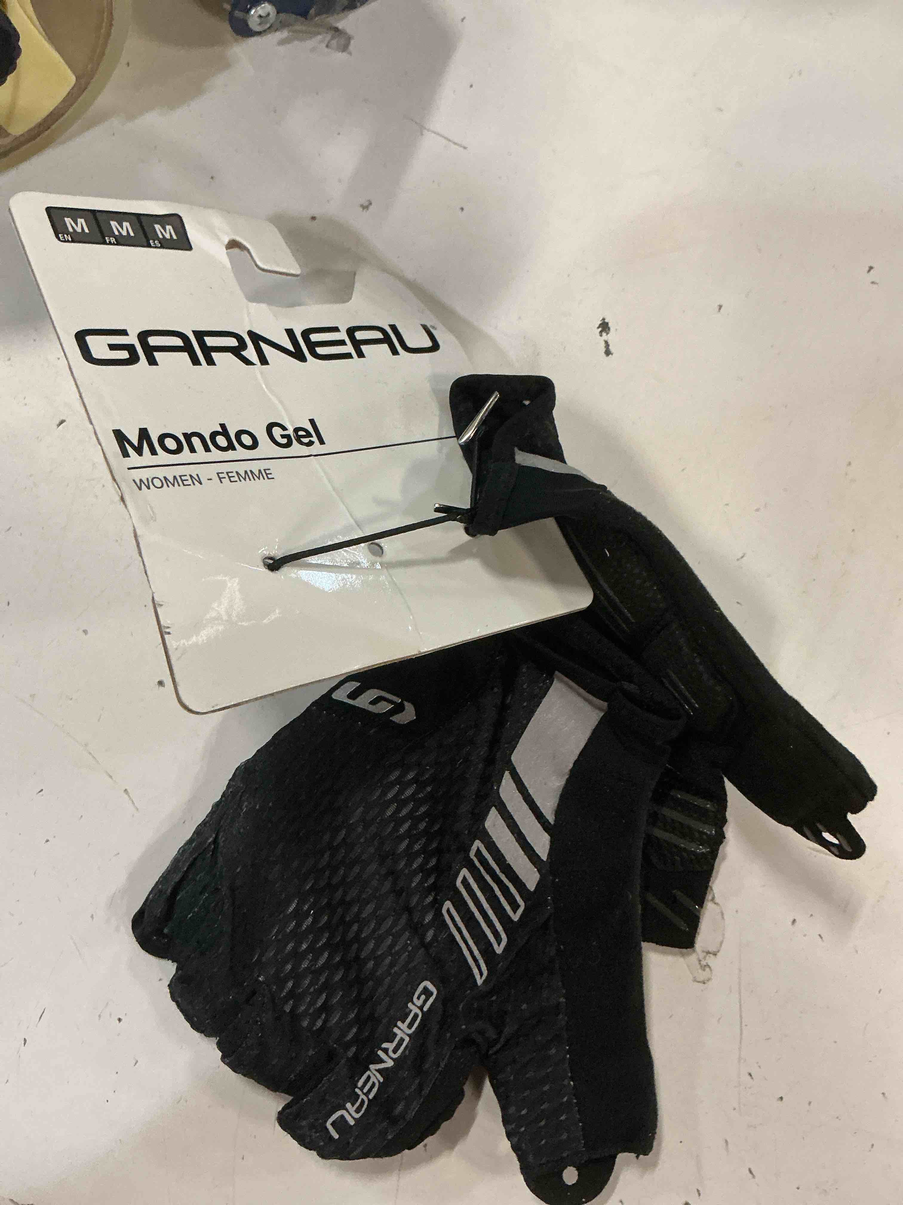 Condition photo showing New/Like New for garneau women's mondo gel gloves