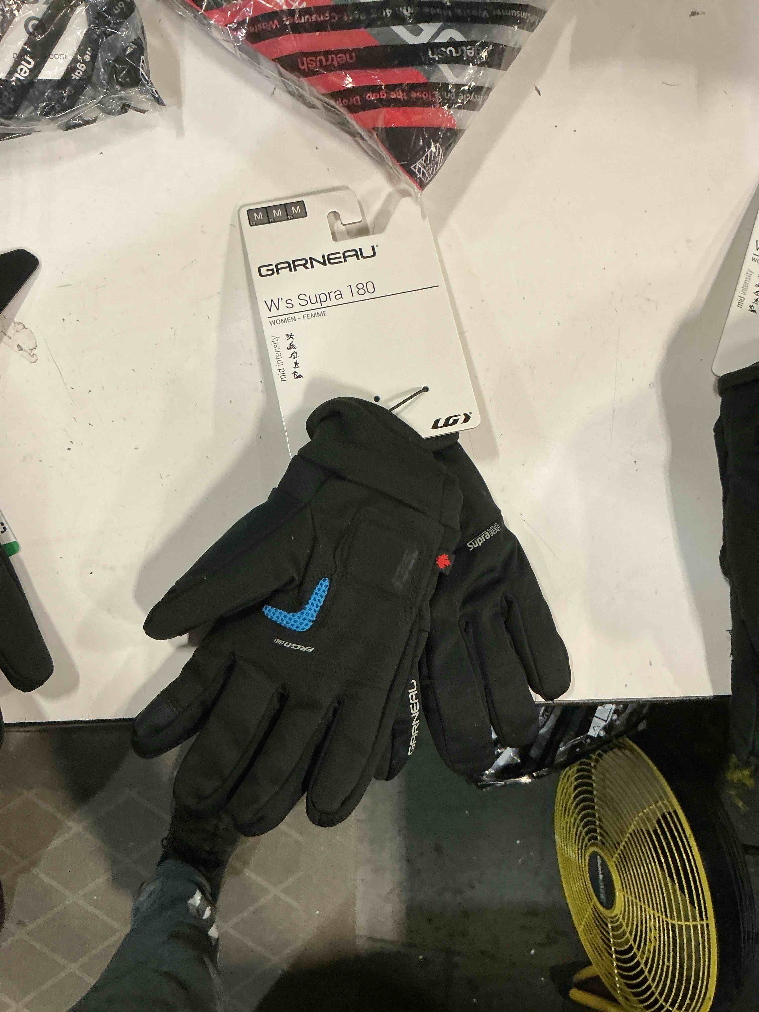 Condition photo showing New/Like New for supra-180 gloves size m