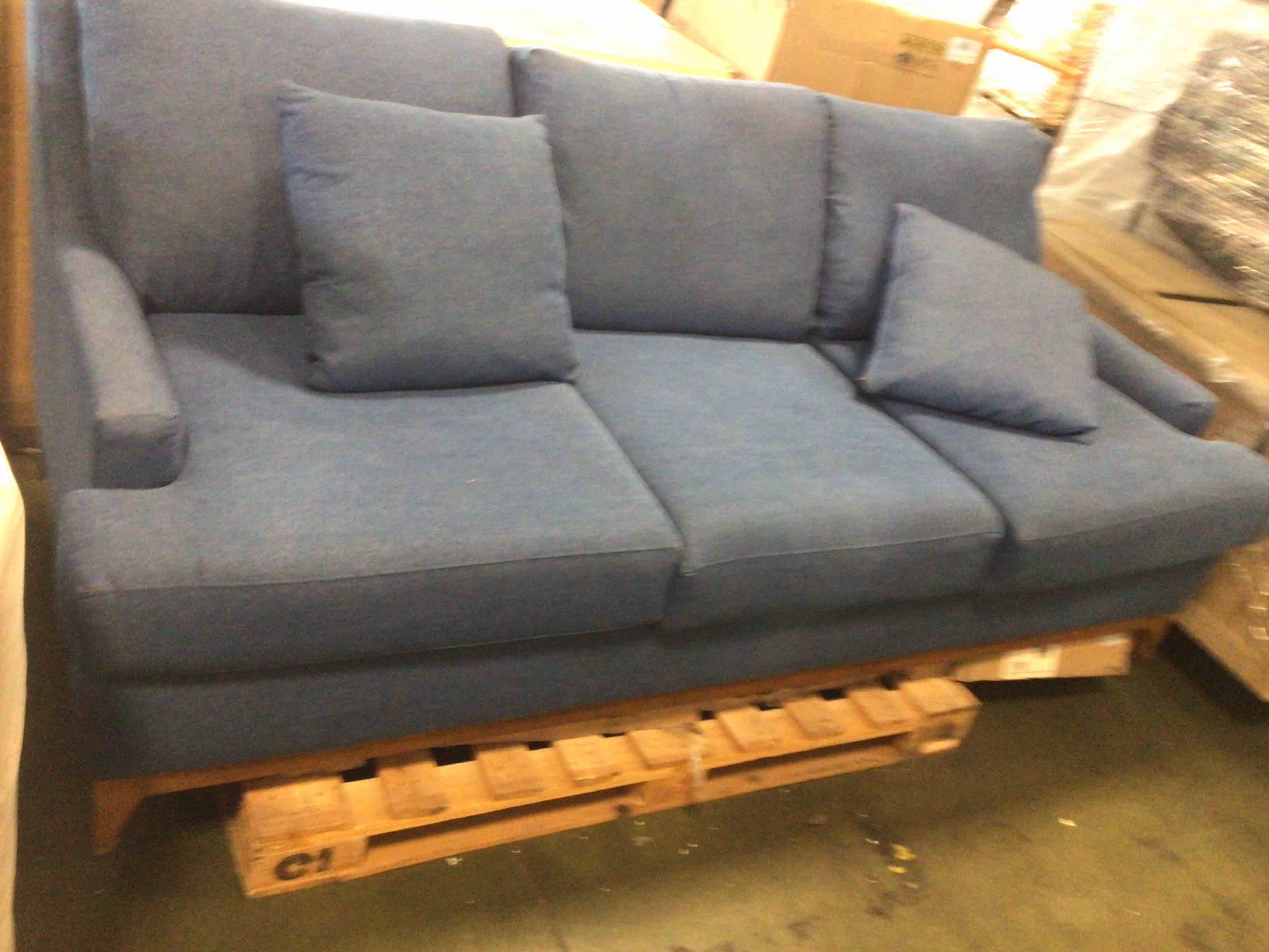 7000 Lancer Sofa