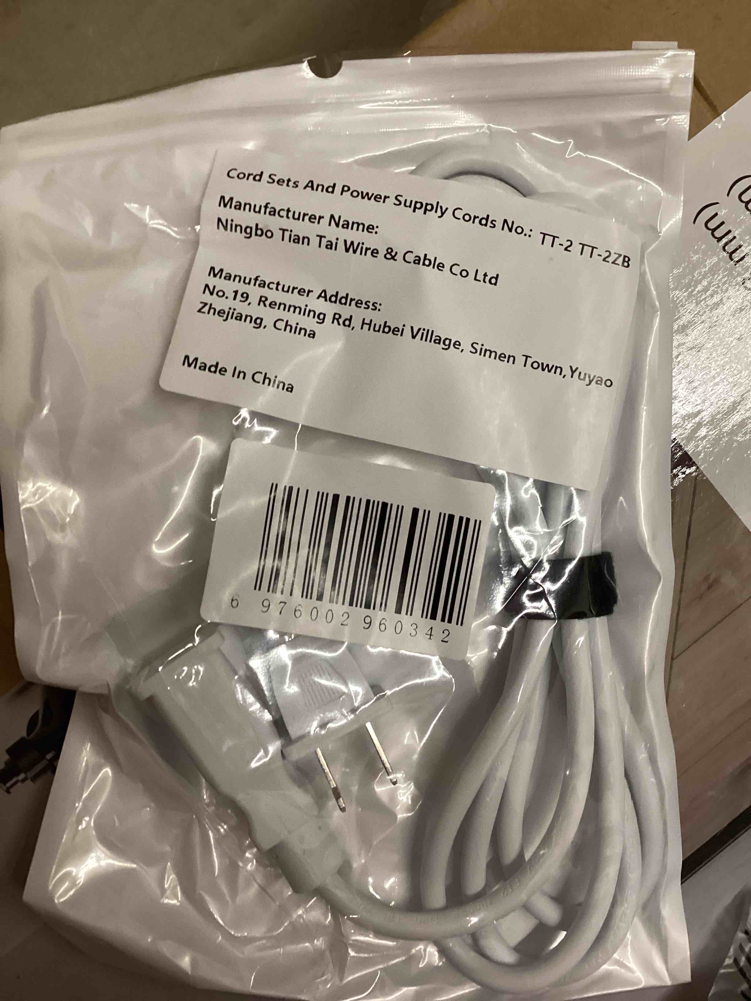 Condition photo showing New/Like New for short extension cord 2 foot (0.6m) indoor small white power ...