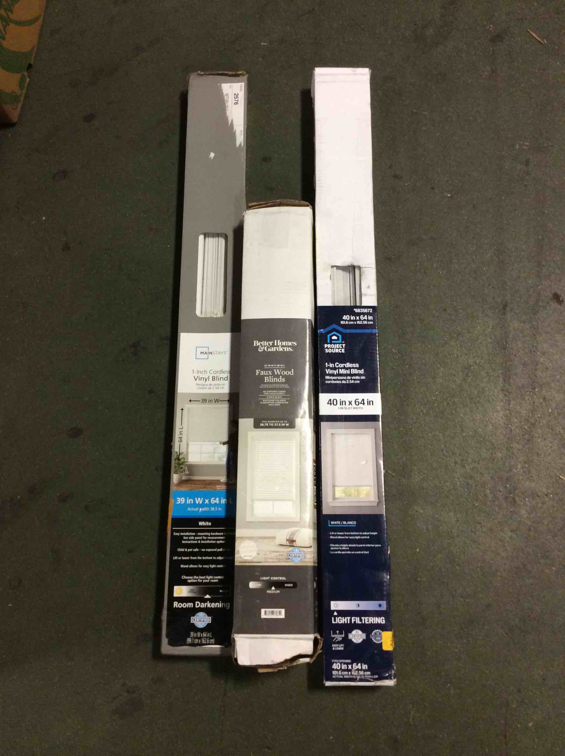 Condition photo showing As Is for lot of 3 assorted vinyl blind (26.75” x 27.5”//39” x 64”//40” x 64”)