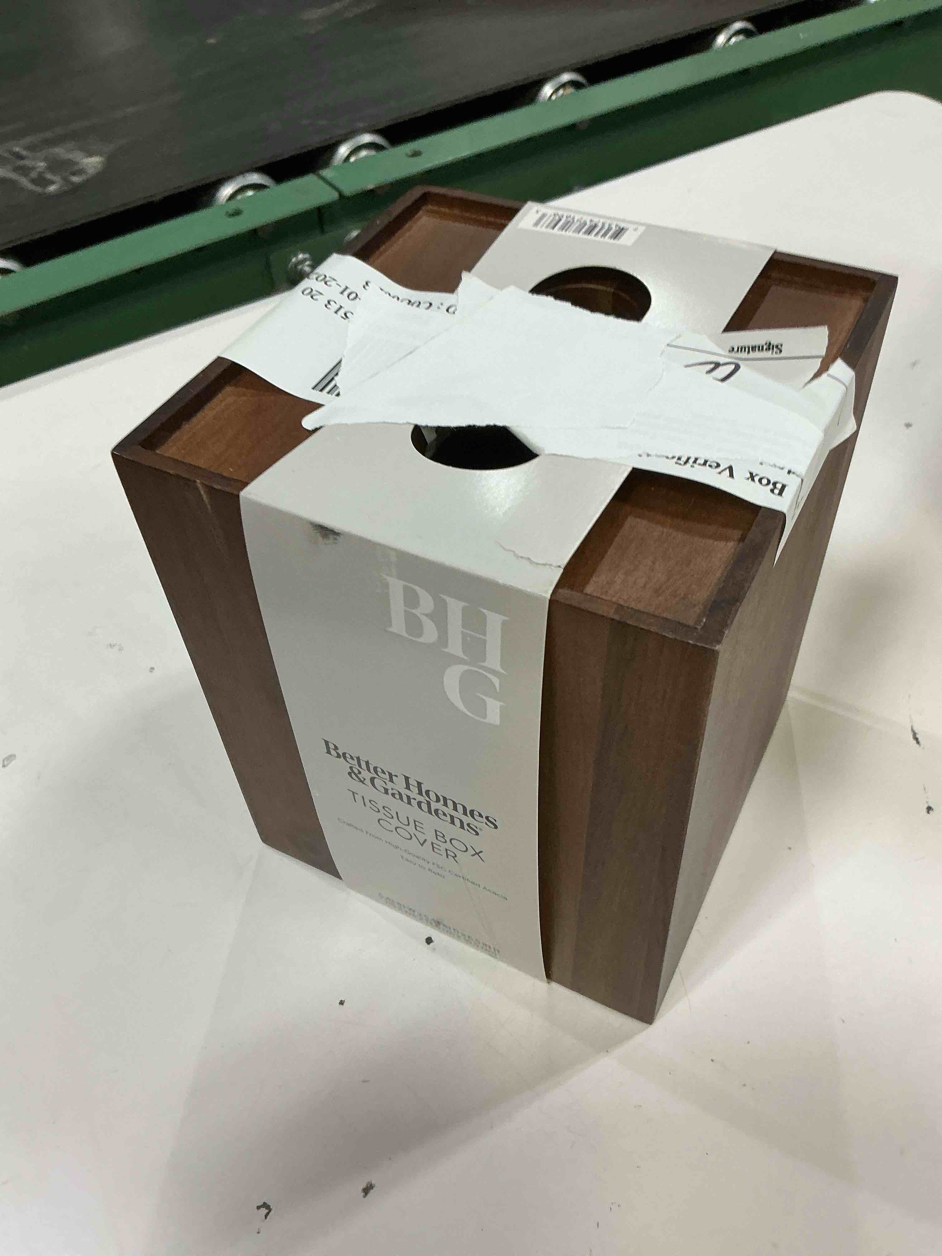 Condition photo showing Good Condition for better homes & gardens bhg acacia wd tissue cvr